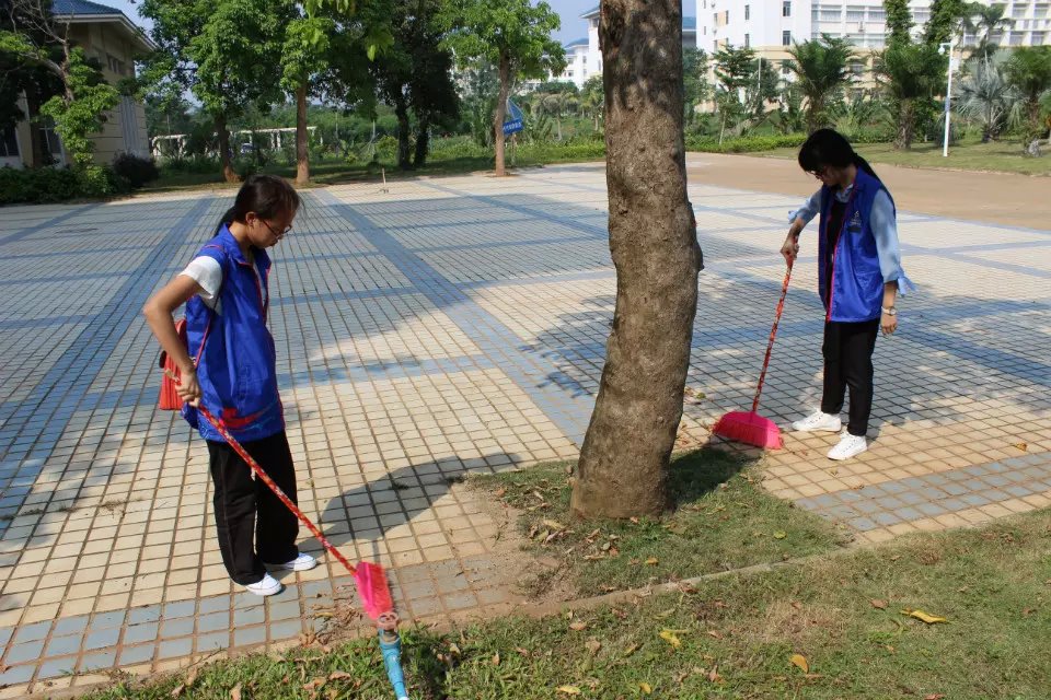 文明行动，与我同行——记政法学院校园卫生整治行动