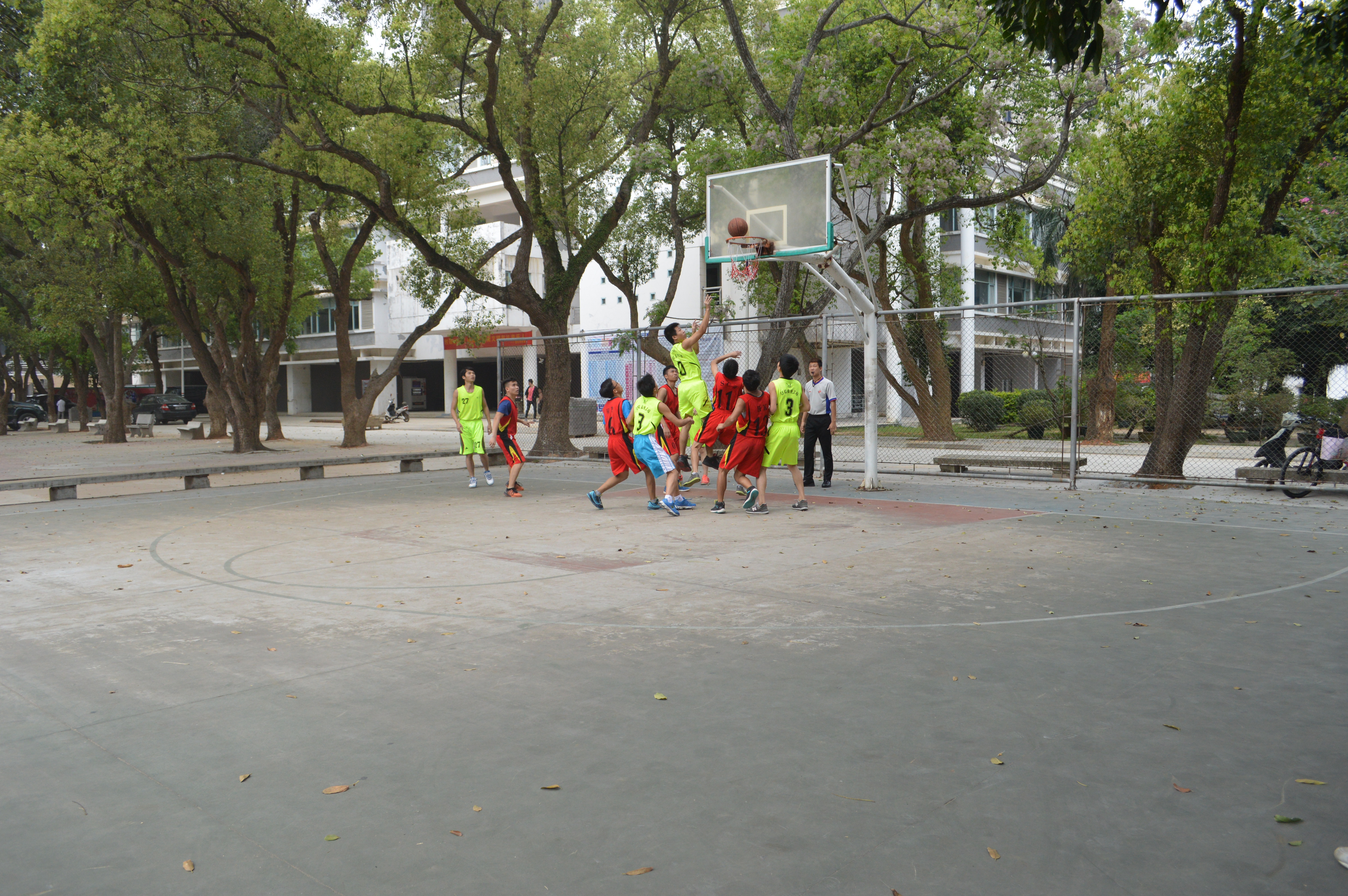 激情碰撞,等你来投--记数学与统计学院“欢送杯”篮球比赛