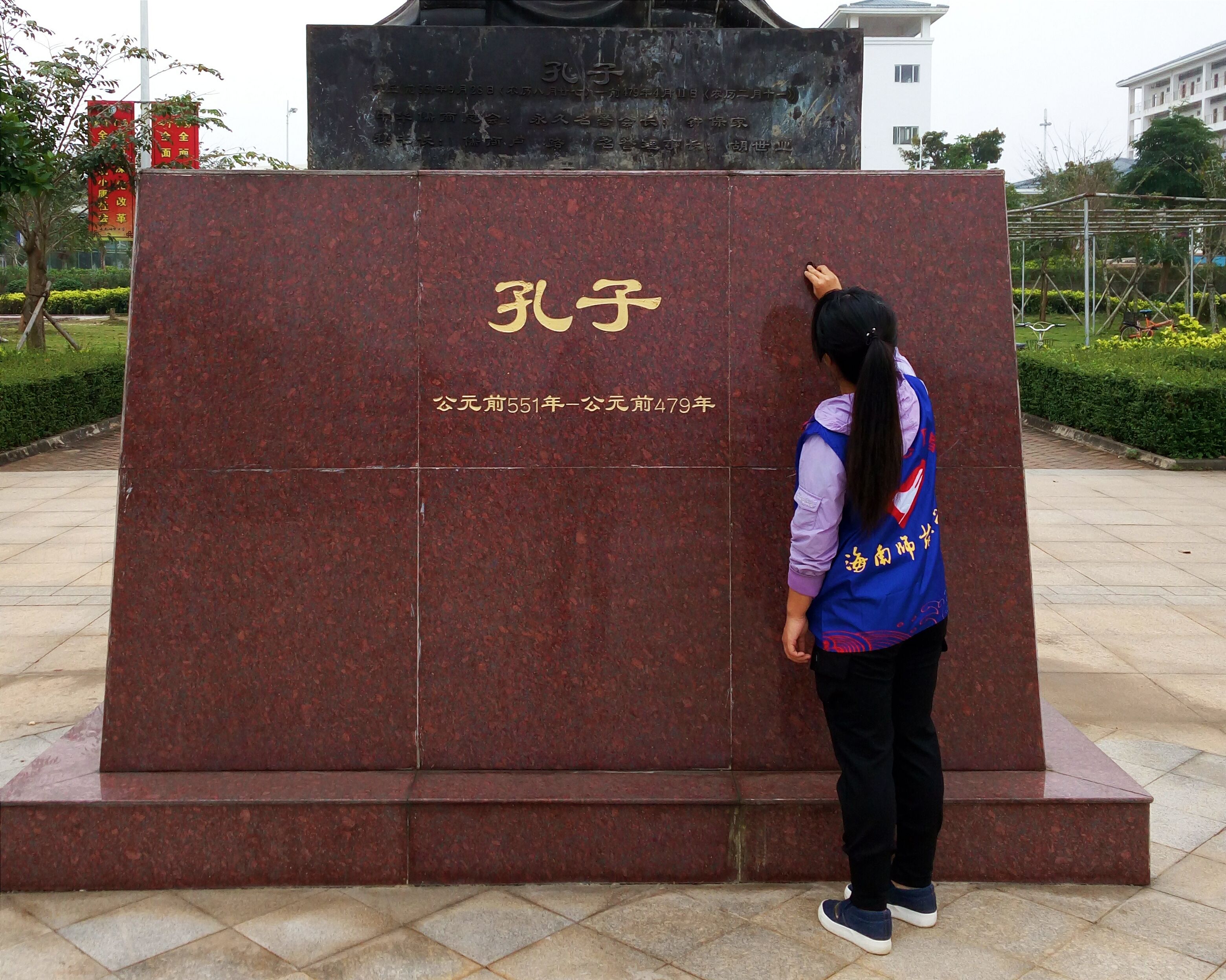 三月春风暖大地,雷锋活动暖人心――记新闻传播与影视学院“学雷锋日”志愿活动