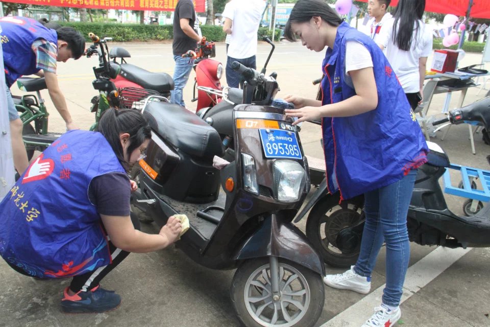 青年之声• 记马克思主义学院雷锋月志愿服务活动