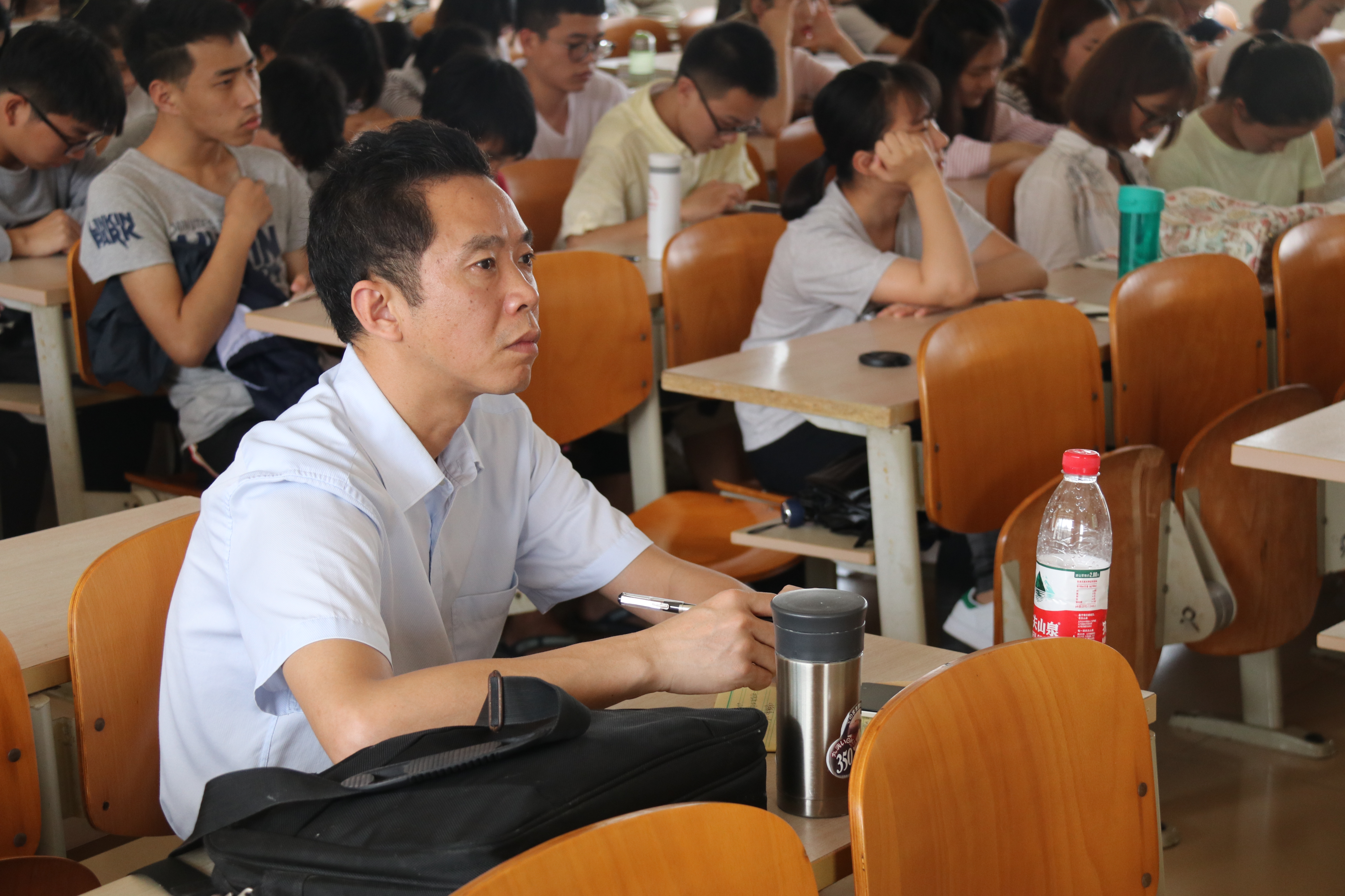 海南日报社资深记者李英挺为新传院学子作报告