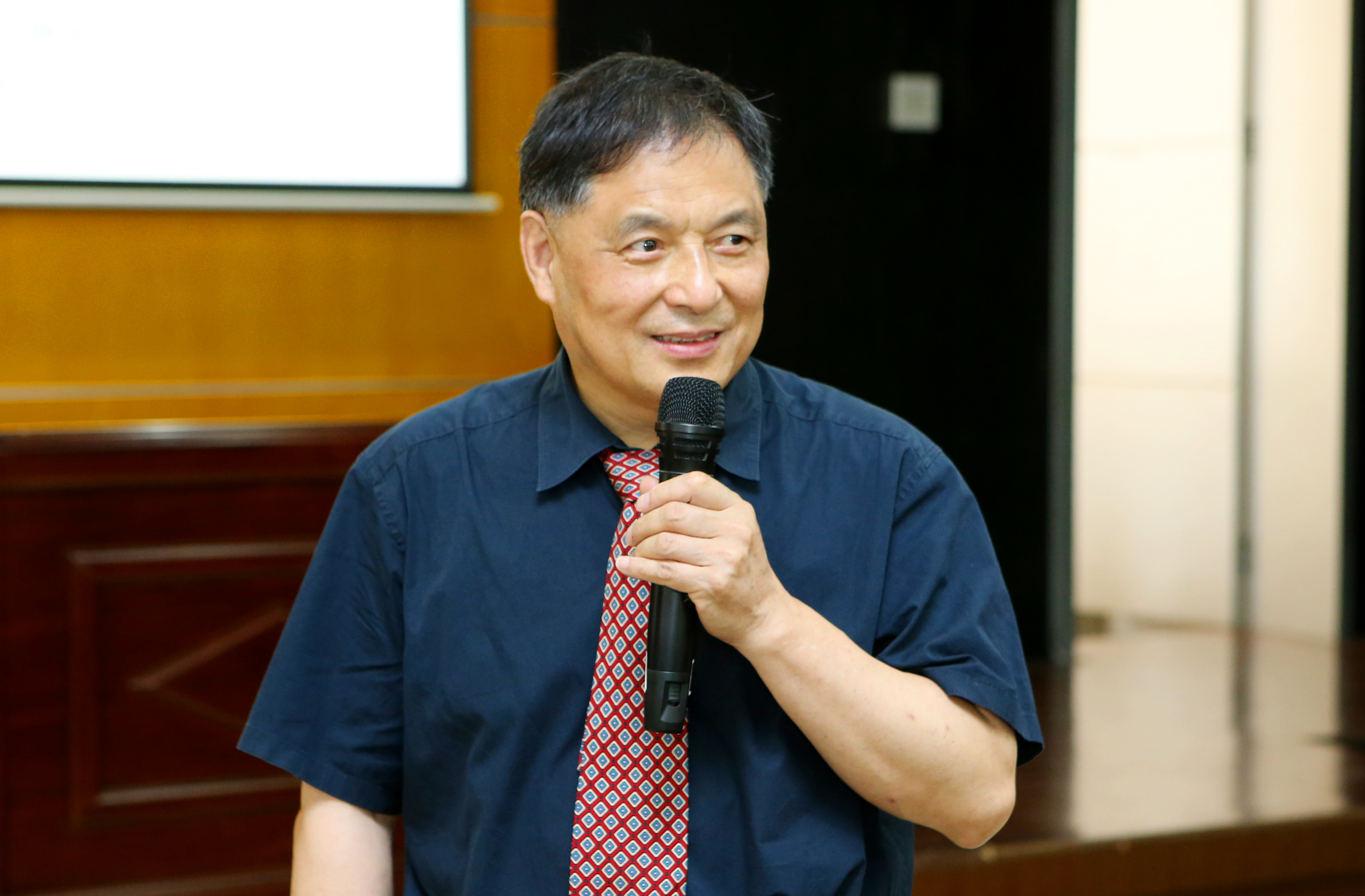 我校邀请美国教育研究专家严文蕃作报告