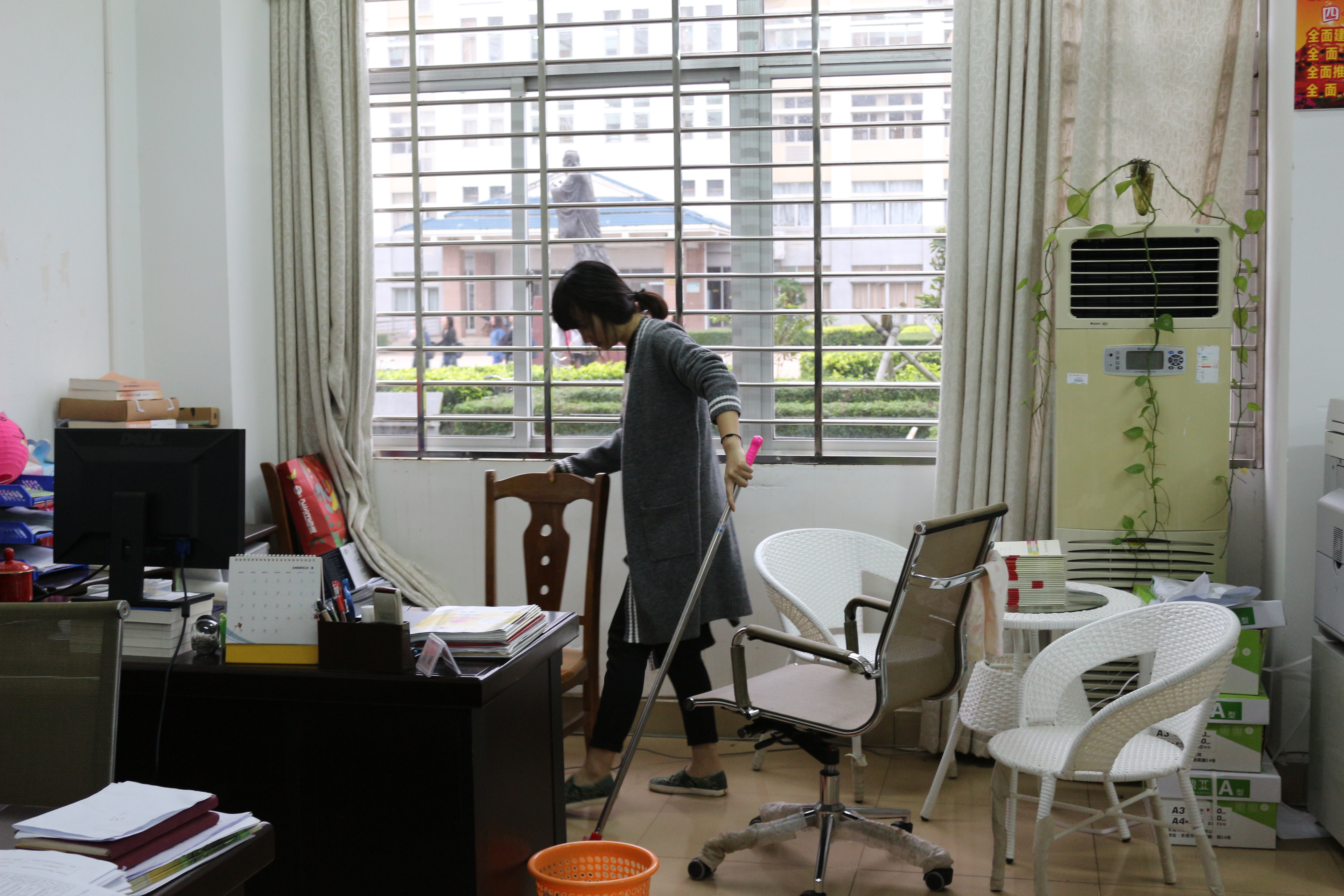 经济与管理学院开展“双创”校园清洁工作