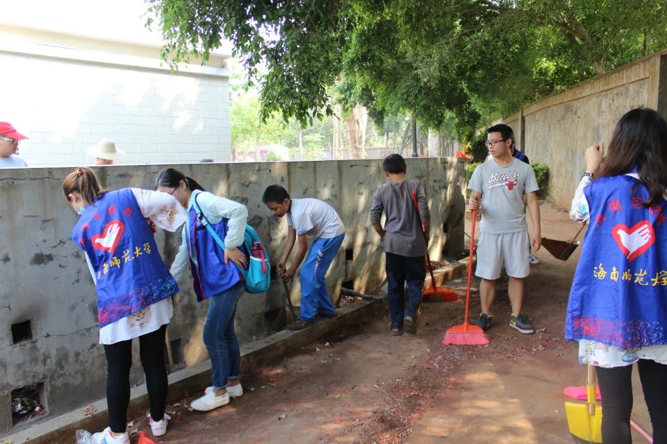 清明,用行动纪念先烈――记马克思主义学院青年志愿者清明节扫墓活动