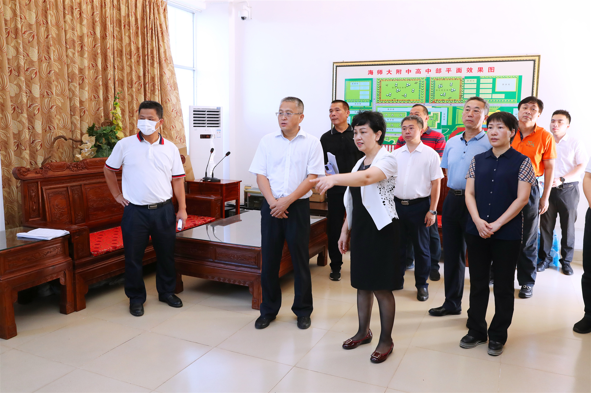 海口市委副书记鲍剑一行视察海南师范大学附属中学高中部考点高考疫情防控工作准备情况