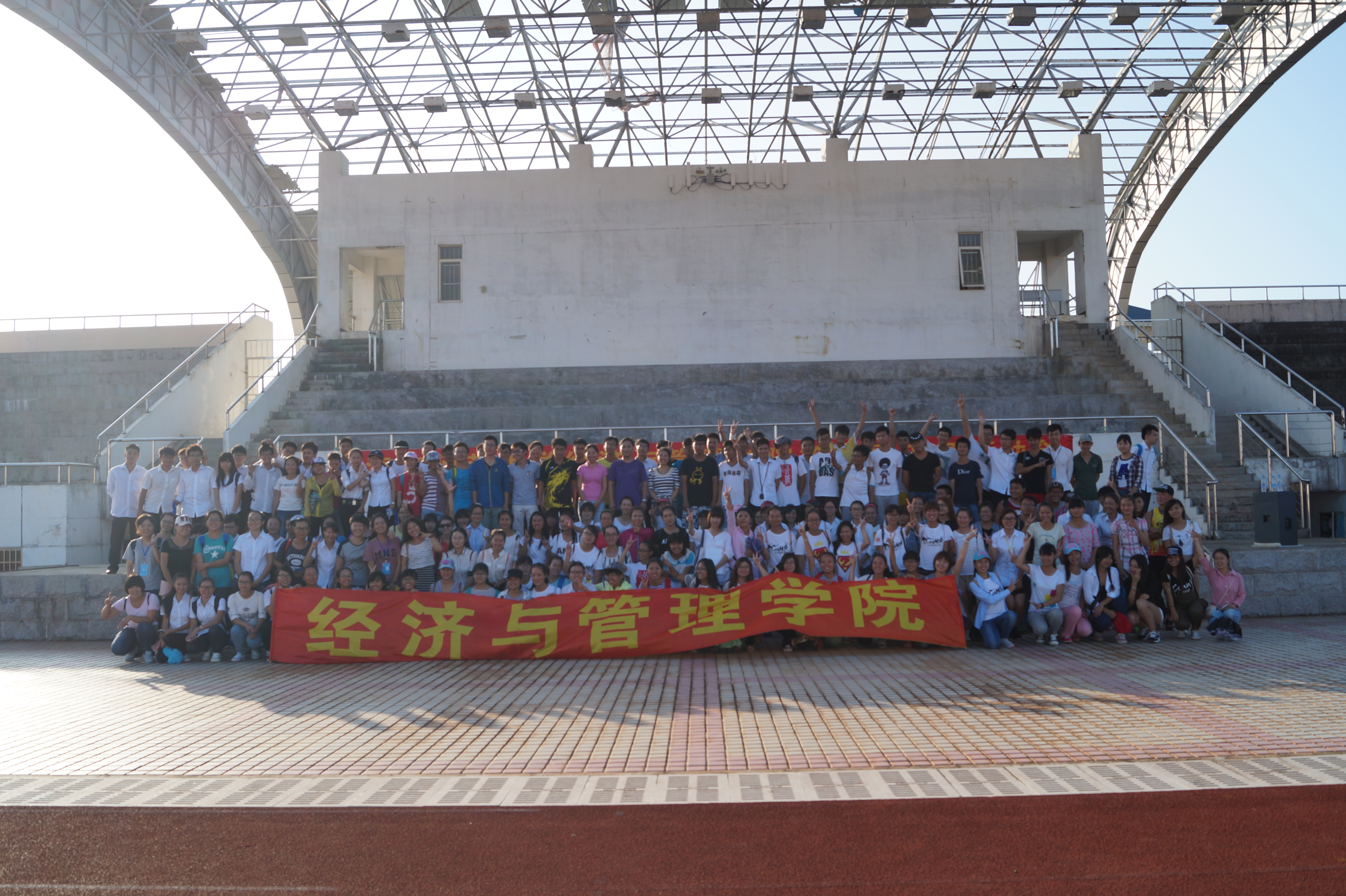 掀起运动风潮，展现经管风采――记经济与管理学院第一届田径运动会