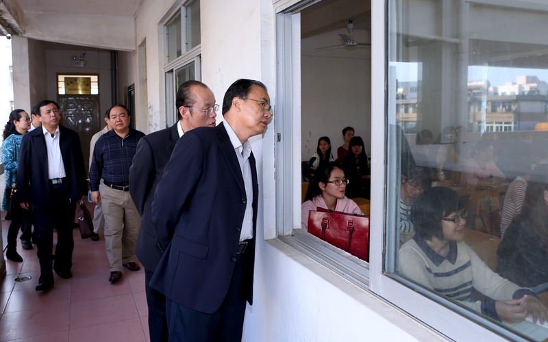 开学初校领导深入课堂巡查