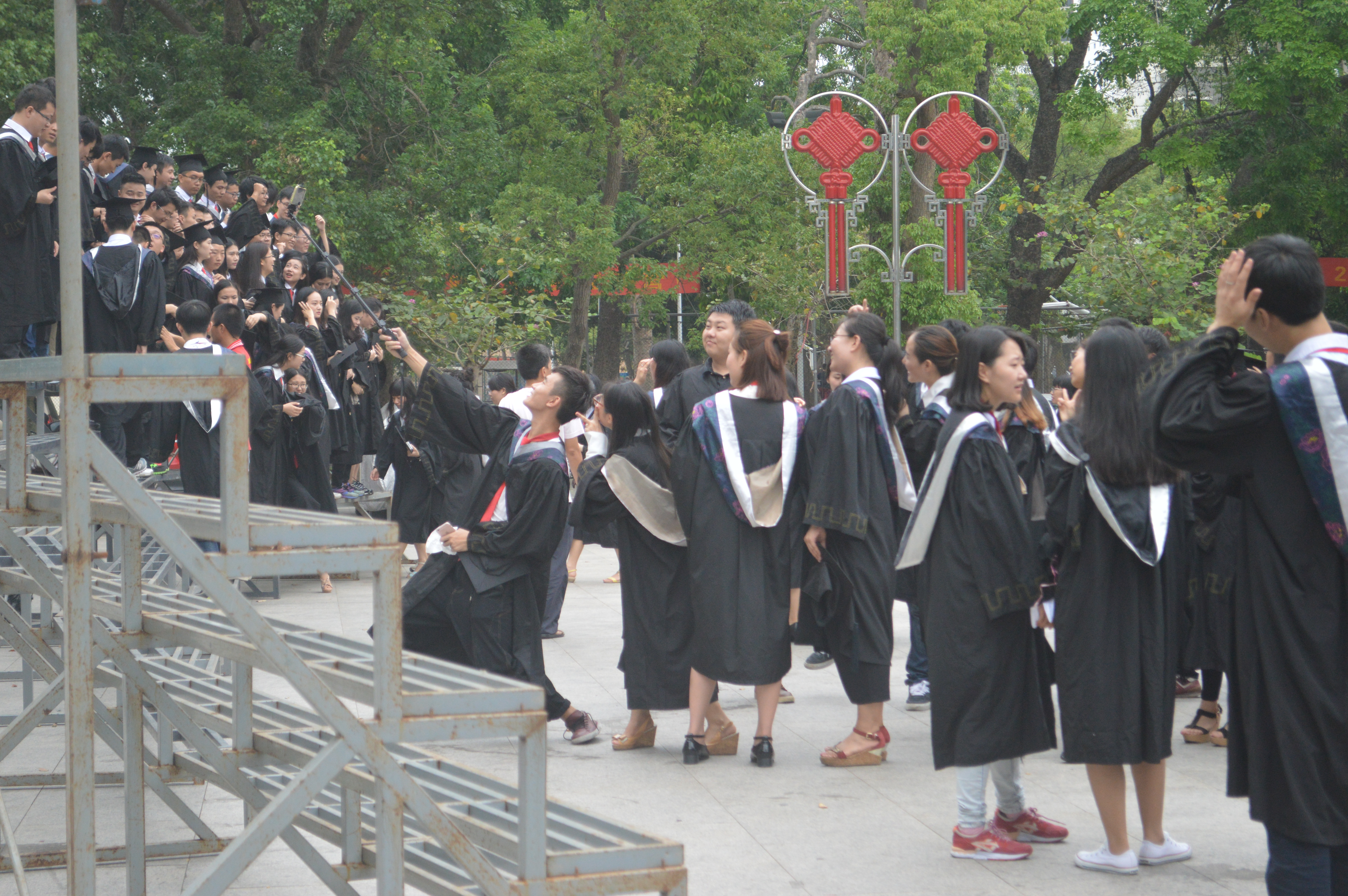 毕业生合影――记数学与统计学院毕业生合影