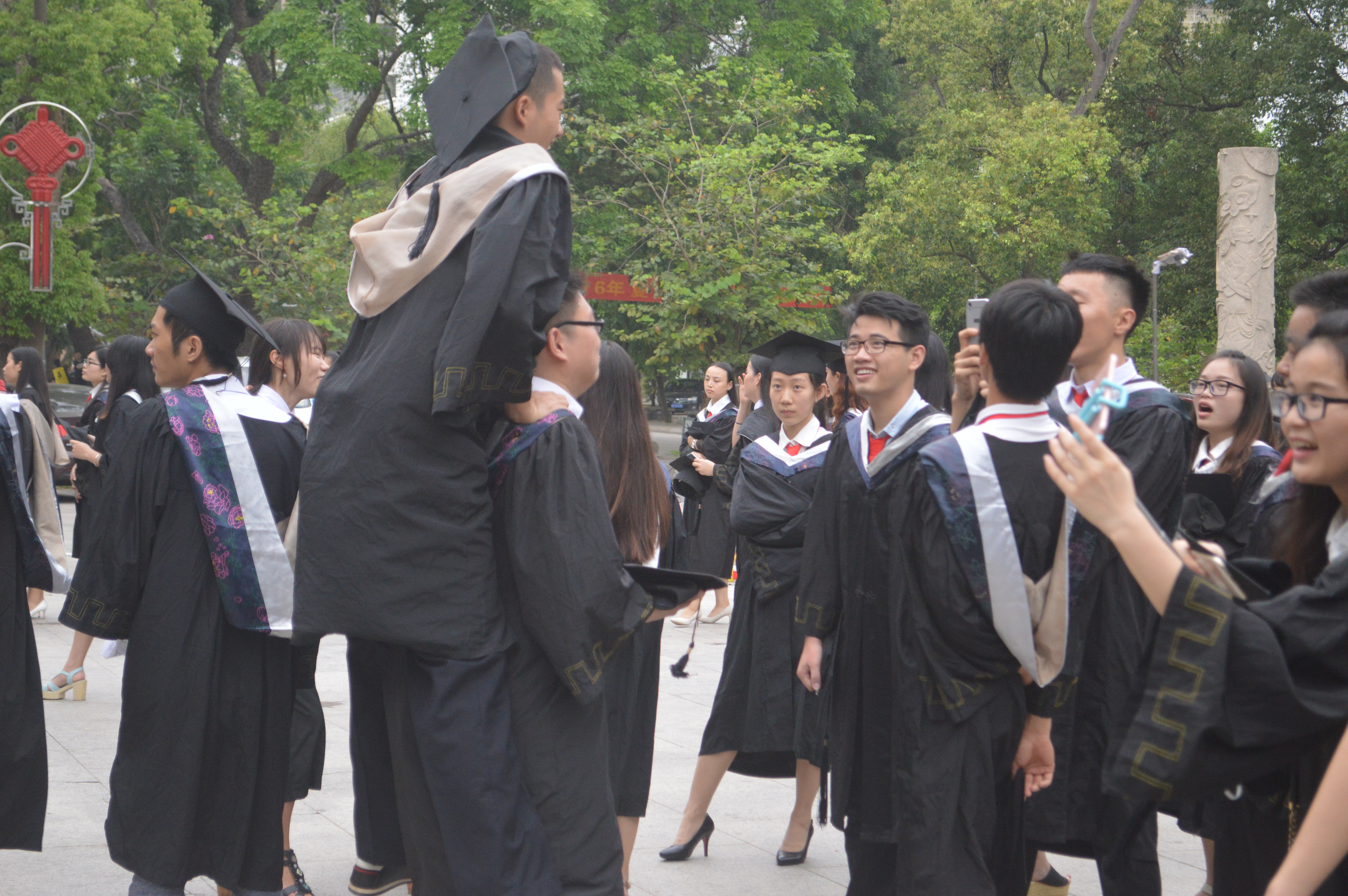 毕业生合影――记数学与统计学院毕业生合影