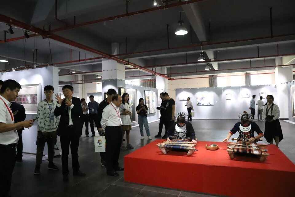 校庆嘉宾莅临美术学院参观指导