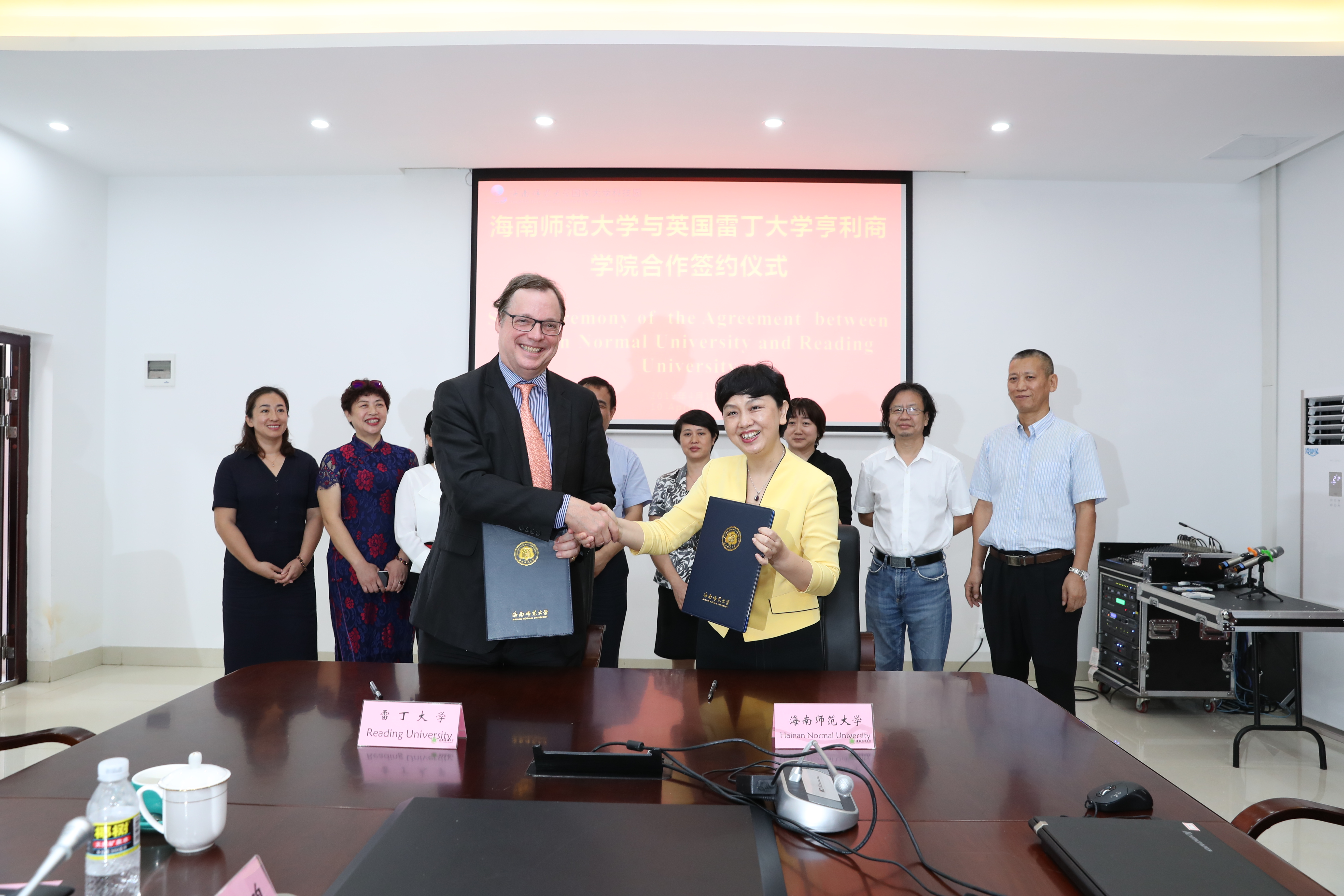 英国雷丁大学亨利商学院院长John Board一行访问我校