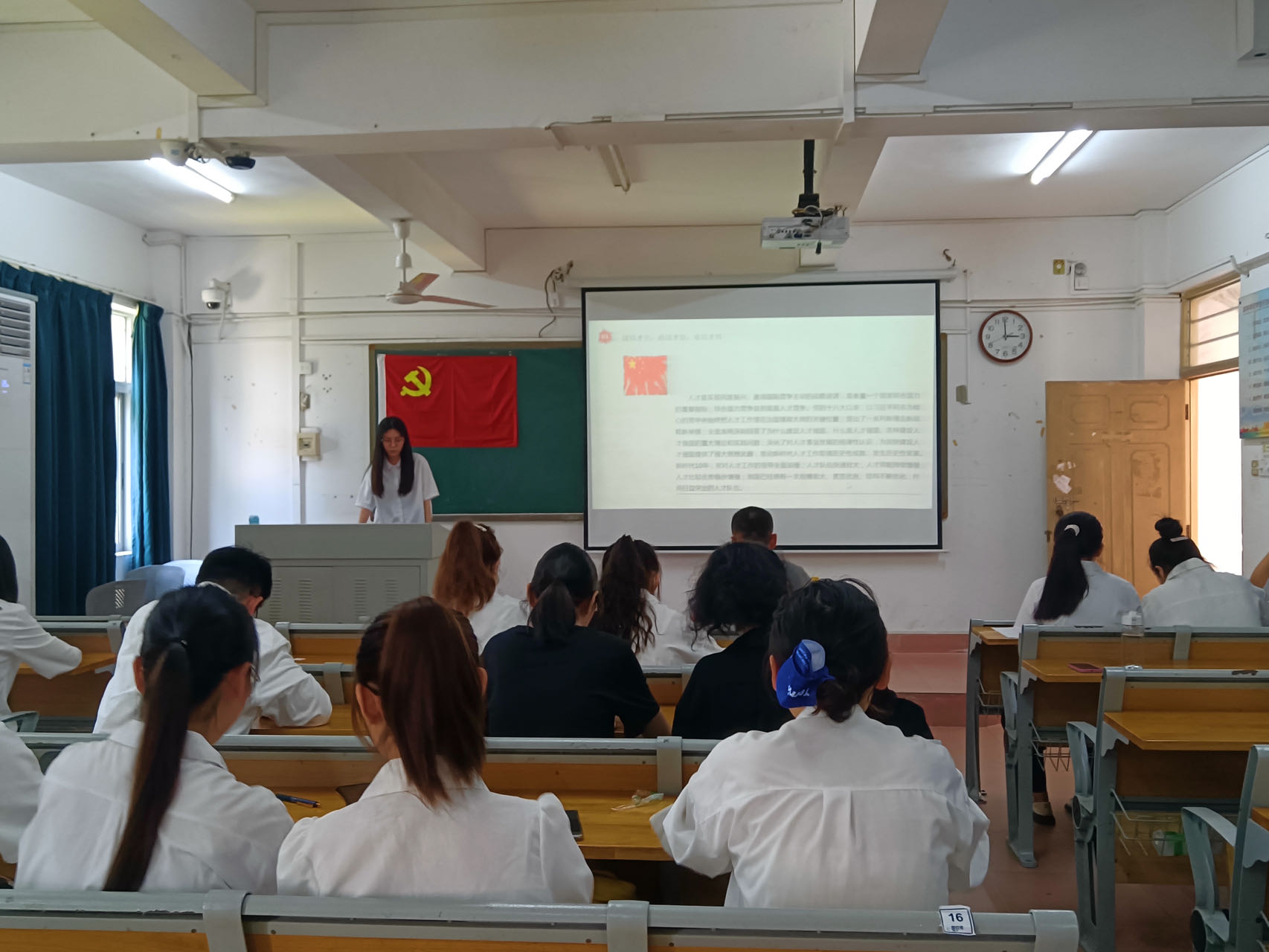 心理学院学生党支部开展“聚天下英才，筑强国之基”小组学习分享会