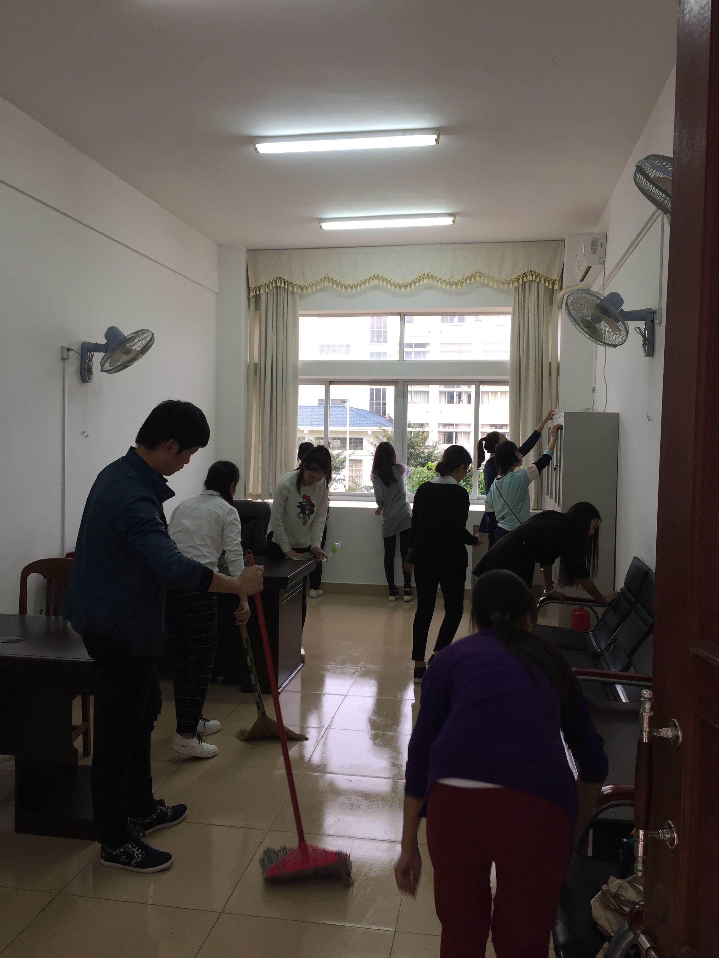 齐齐动员   践行“双创”――记外国语学院大扫除活动