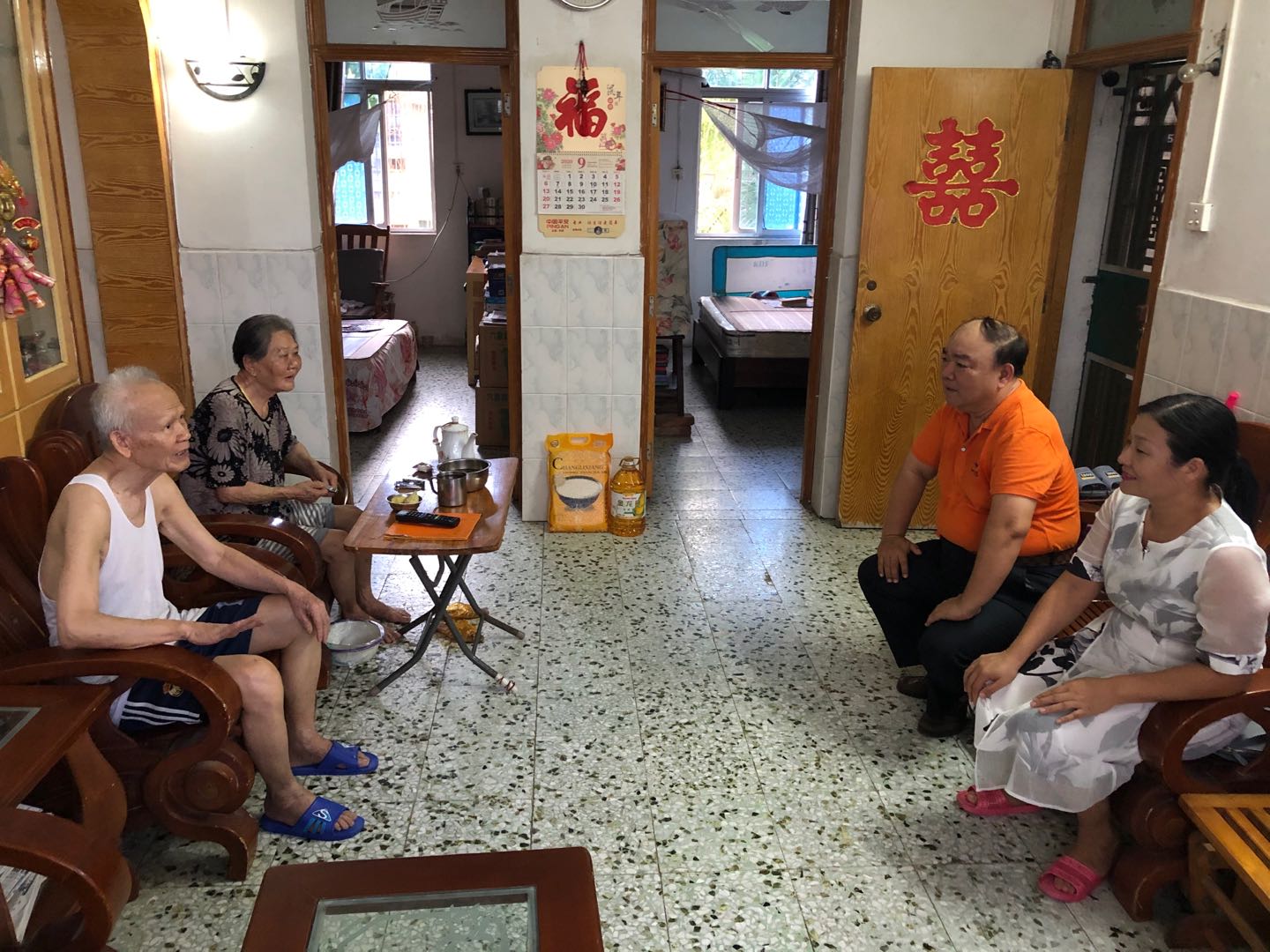 外国语学院在教师节来临之际慰问退休教师