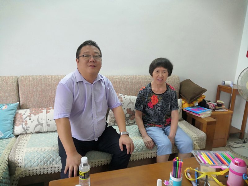 外国语学院在教师节来临之际慰问退休教师