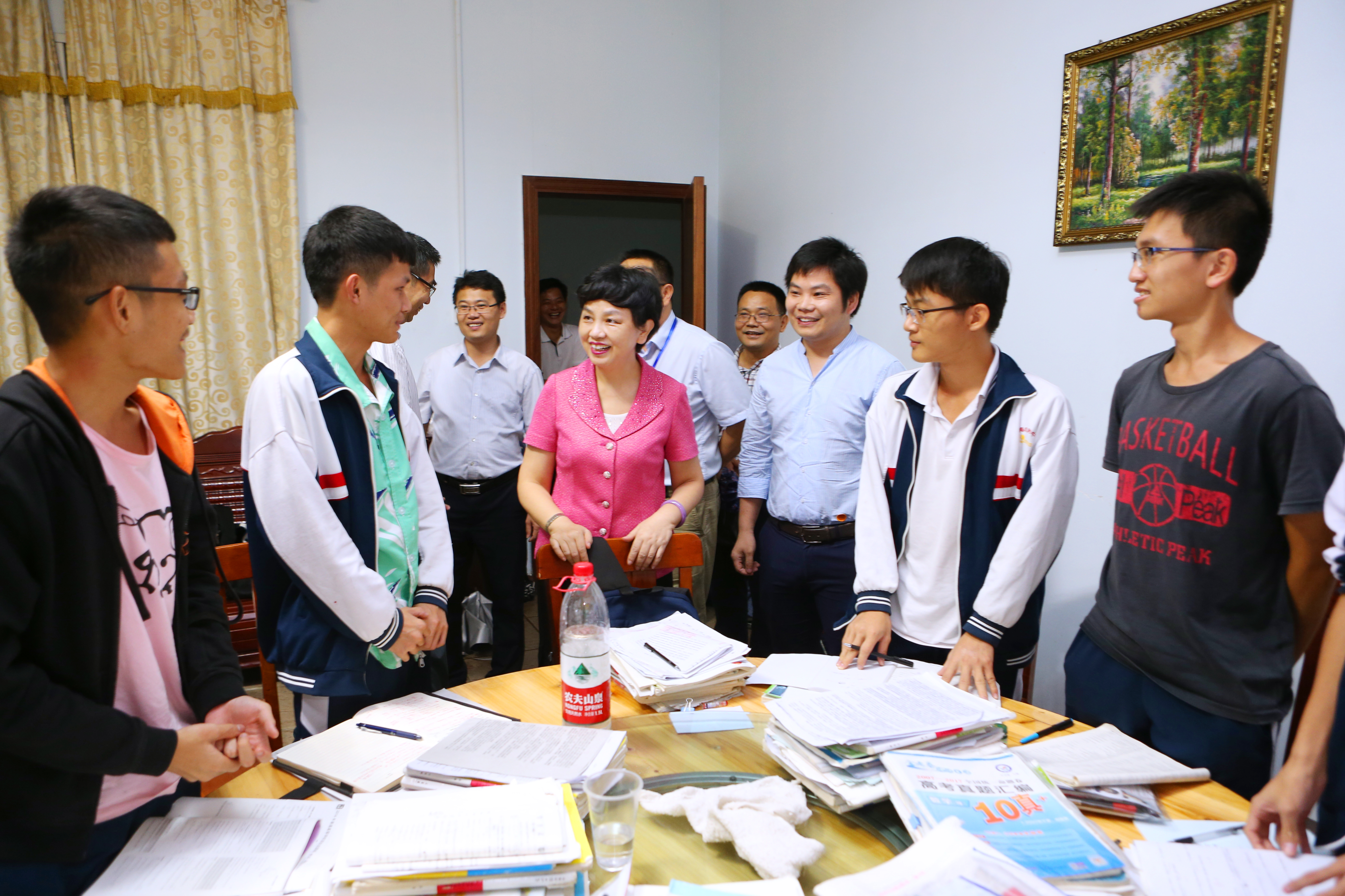  李红梅书记到附中看望高考学生