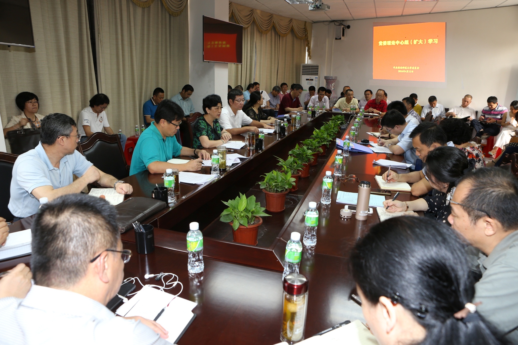 学校召开党委理论中心组（扩大）学习会议