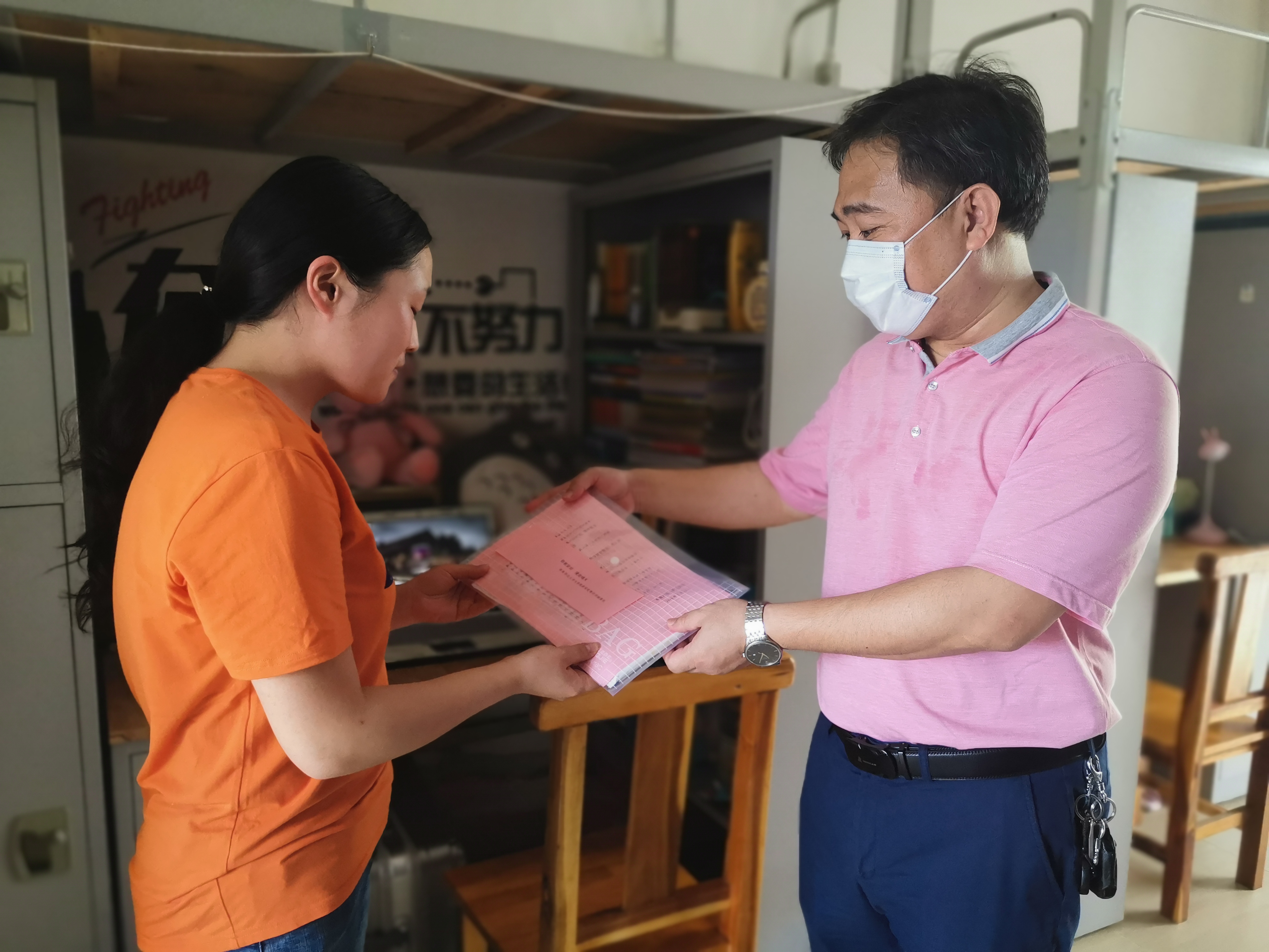 文学院用健康包喜迎学生返校