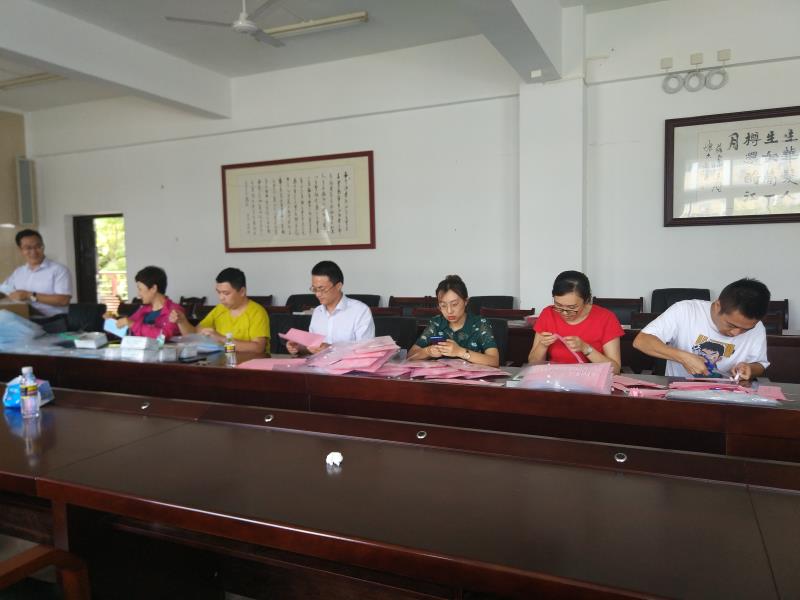 文学院用健康包喜迎学生返校