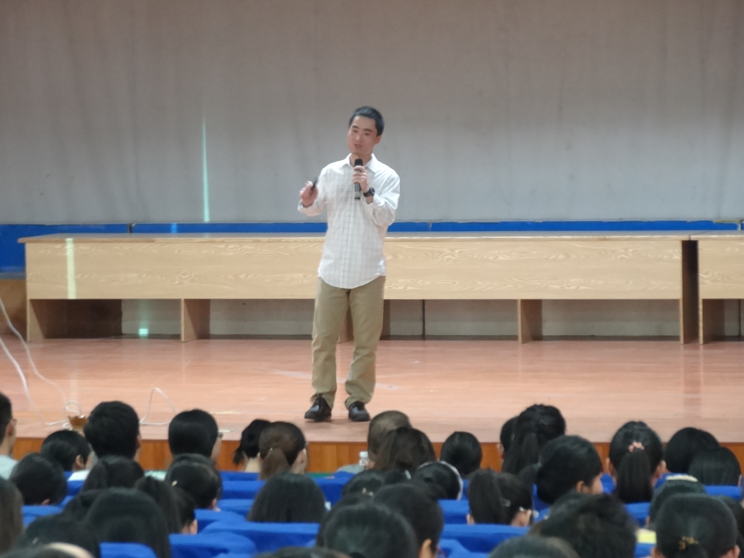 拳拳赤子心 悠悠母校情――生命科学学院优秀校友余巍研究员回我院讲学