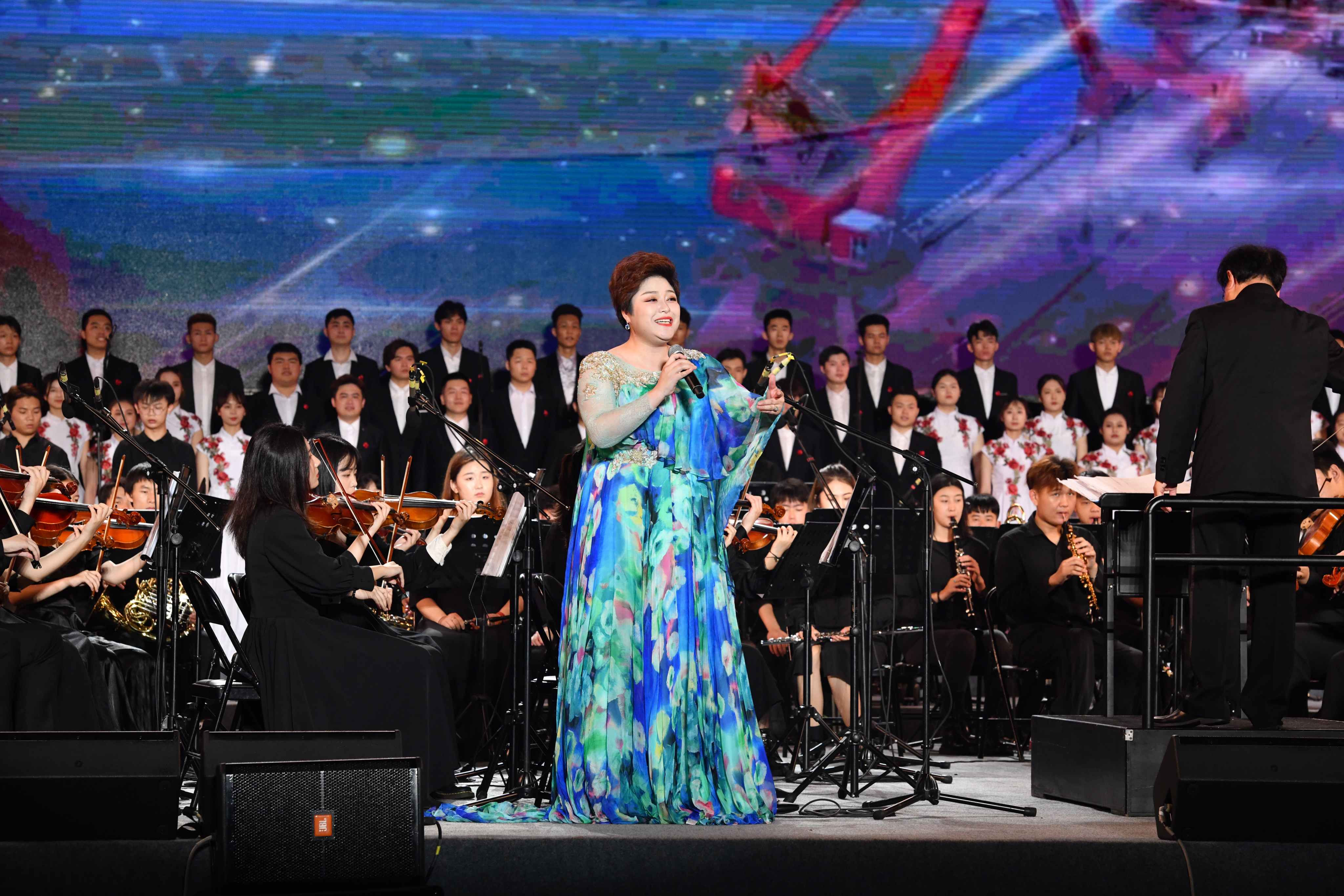 我校举办纪念红色娘子军成立90周年交响音乐会