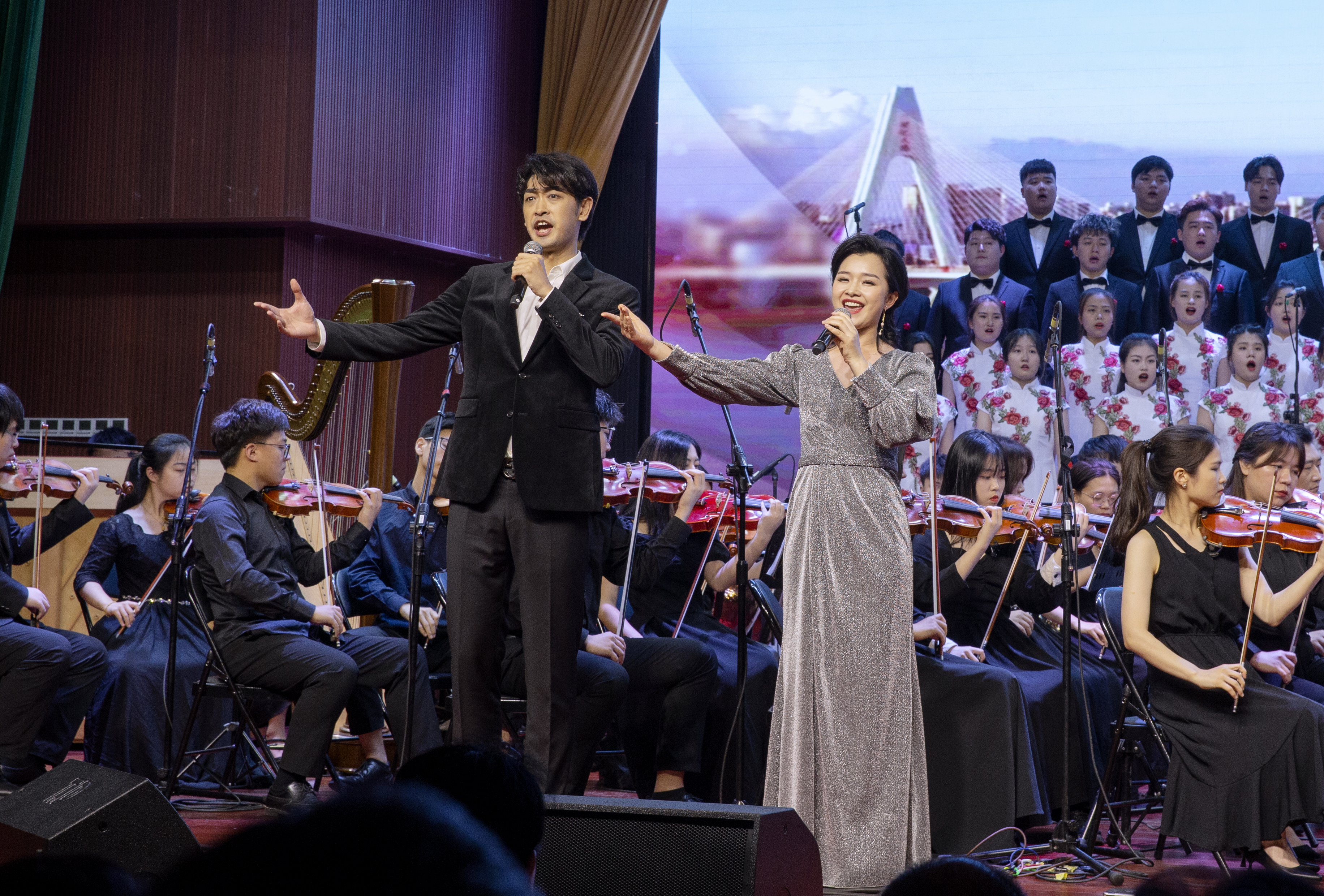 我校举办纪念红色娘子军成立90周年交响音乐会