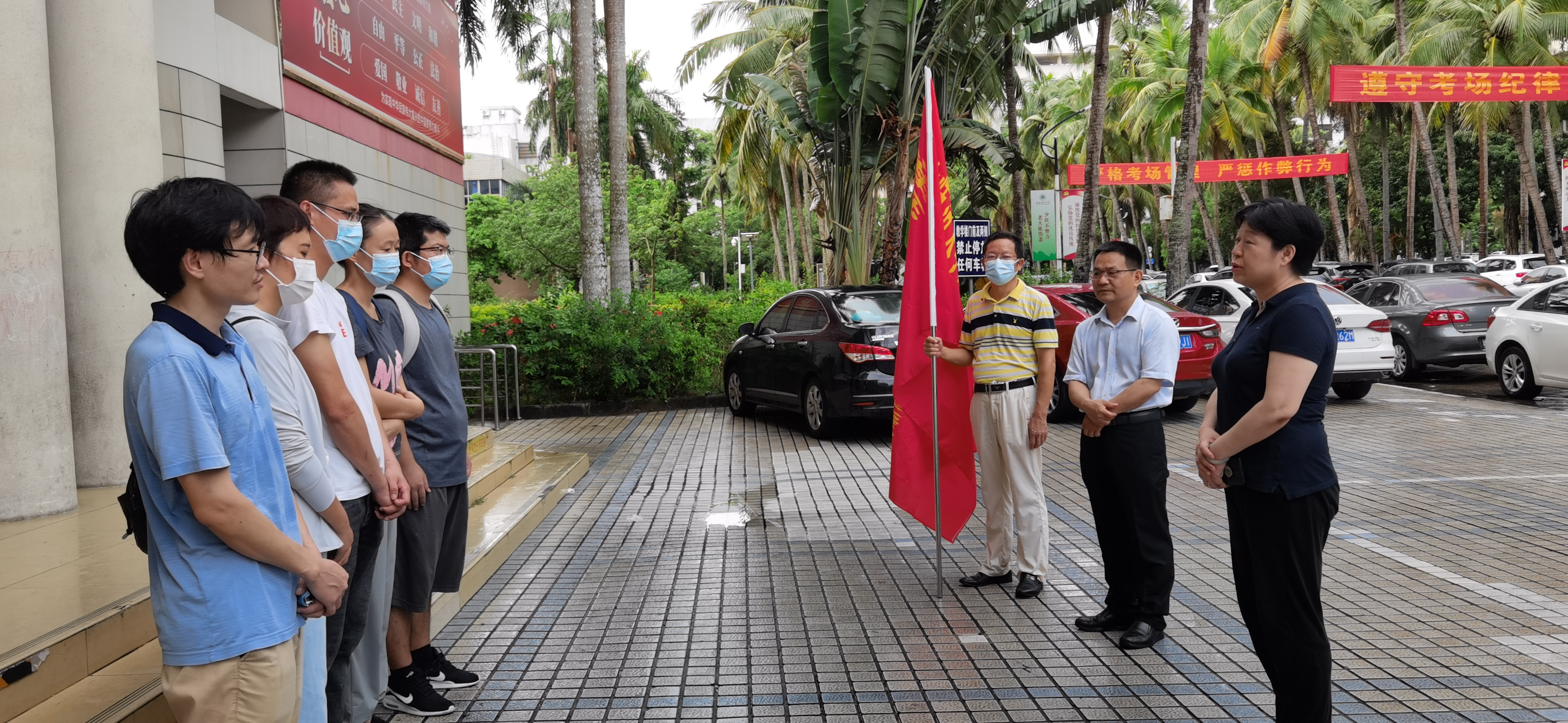 许玫为我校第二批教师志愿服务队奔赴三亚一线抗疫送行