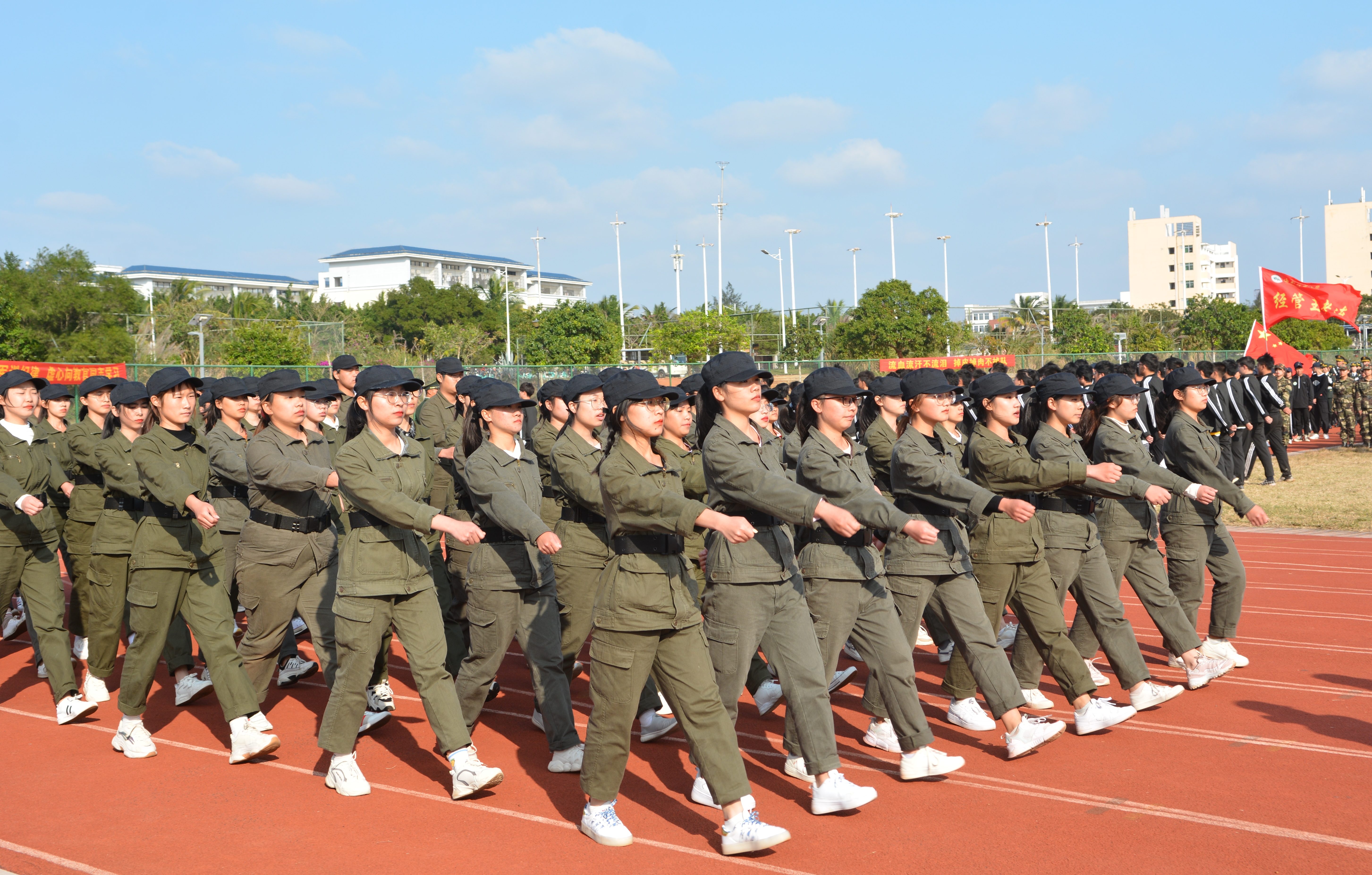 2020级本科生军训汇报表演暨总结表彰大会举行