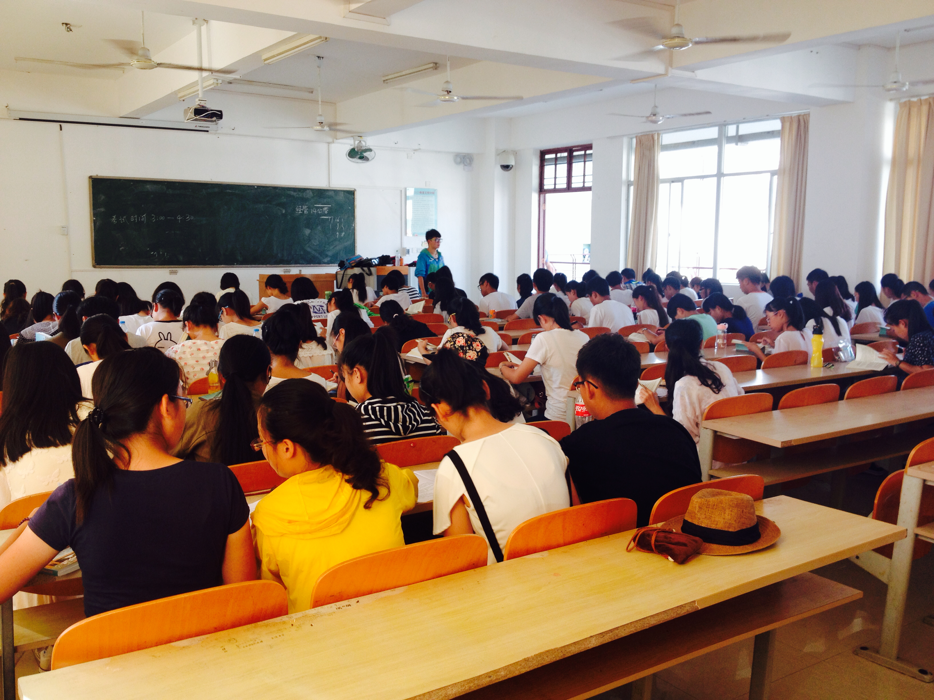 无规矩不成方圆——记经济与管理学院新生校纪校规考试