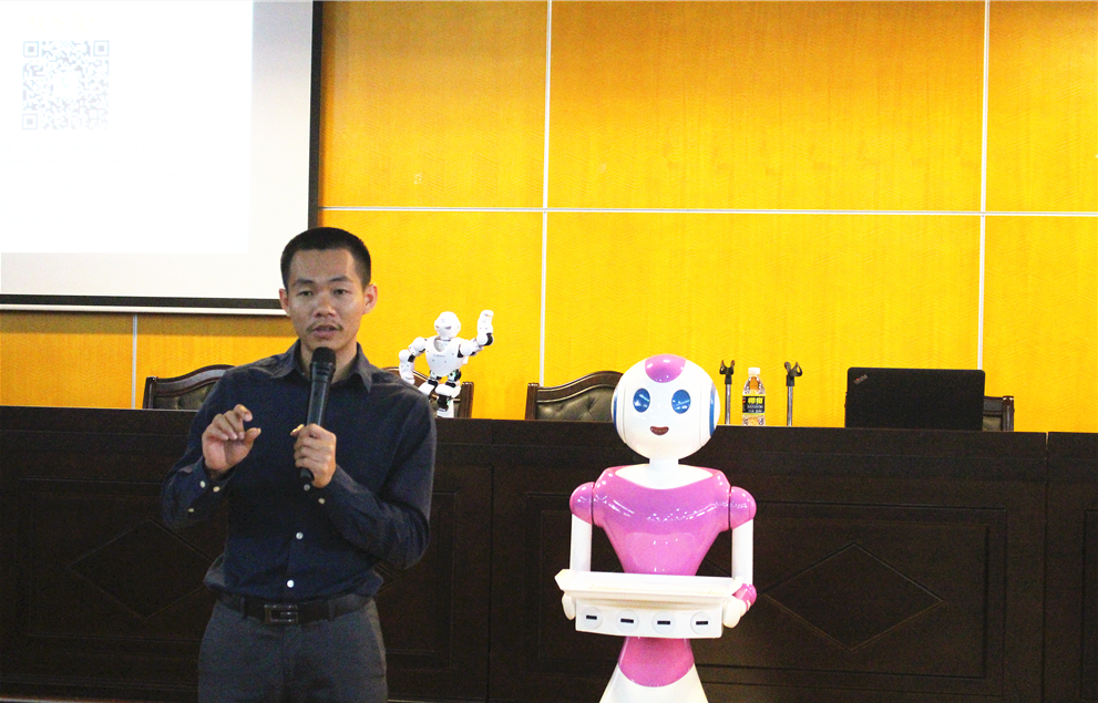 今甲服务机器人创始人梁权攀来我校作报告