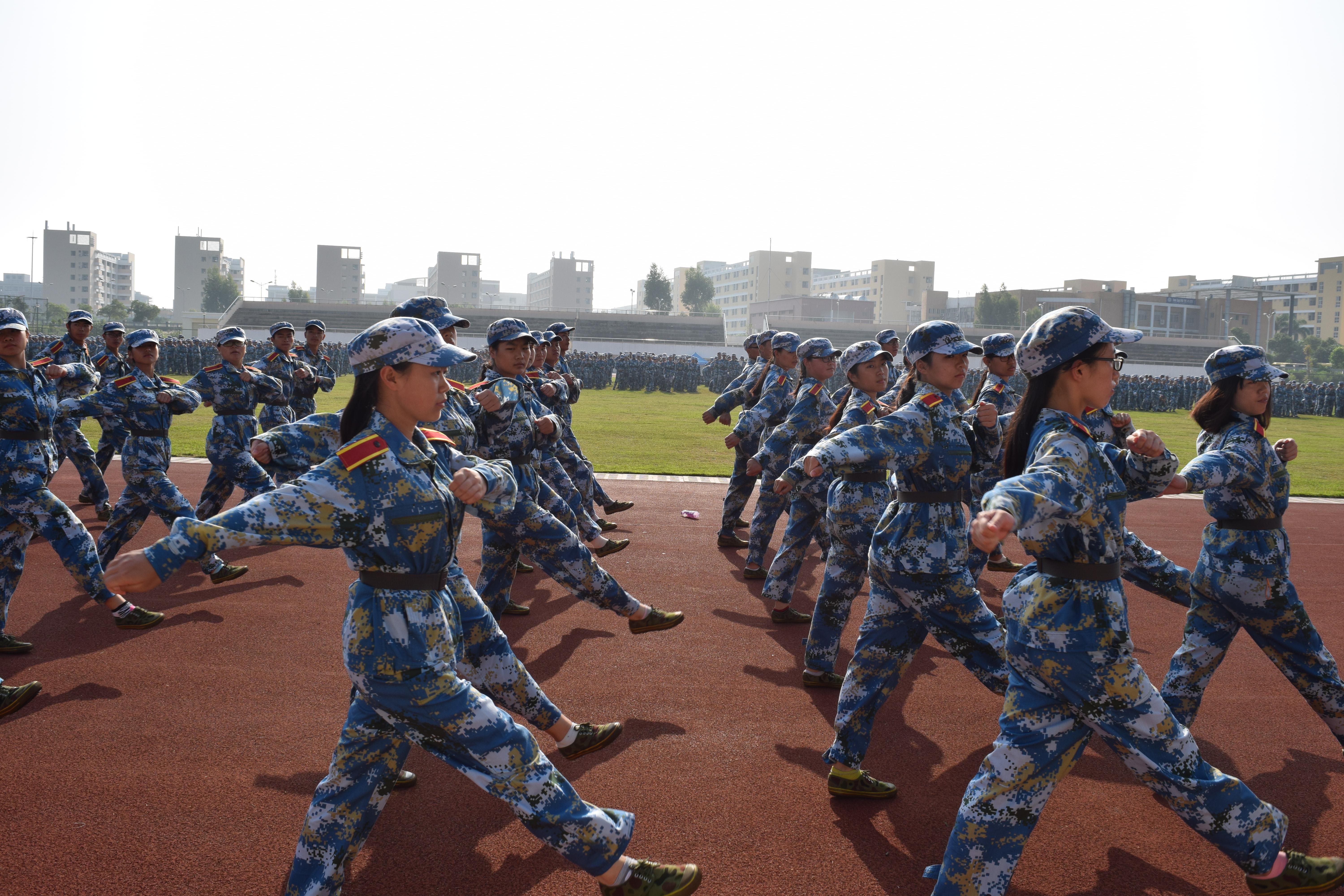 烈日炎炎，“迷彩”豪气不减