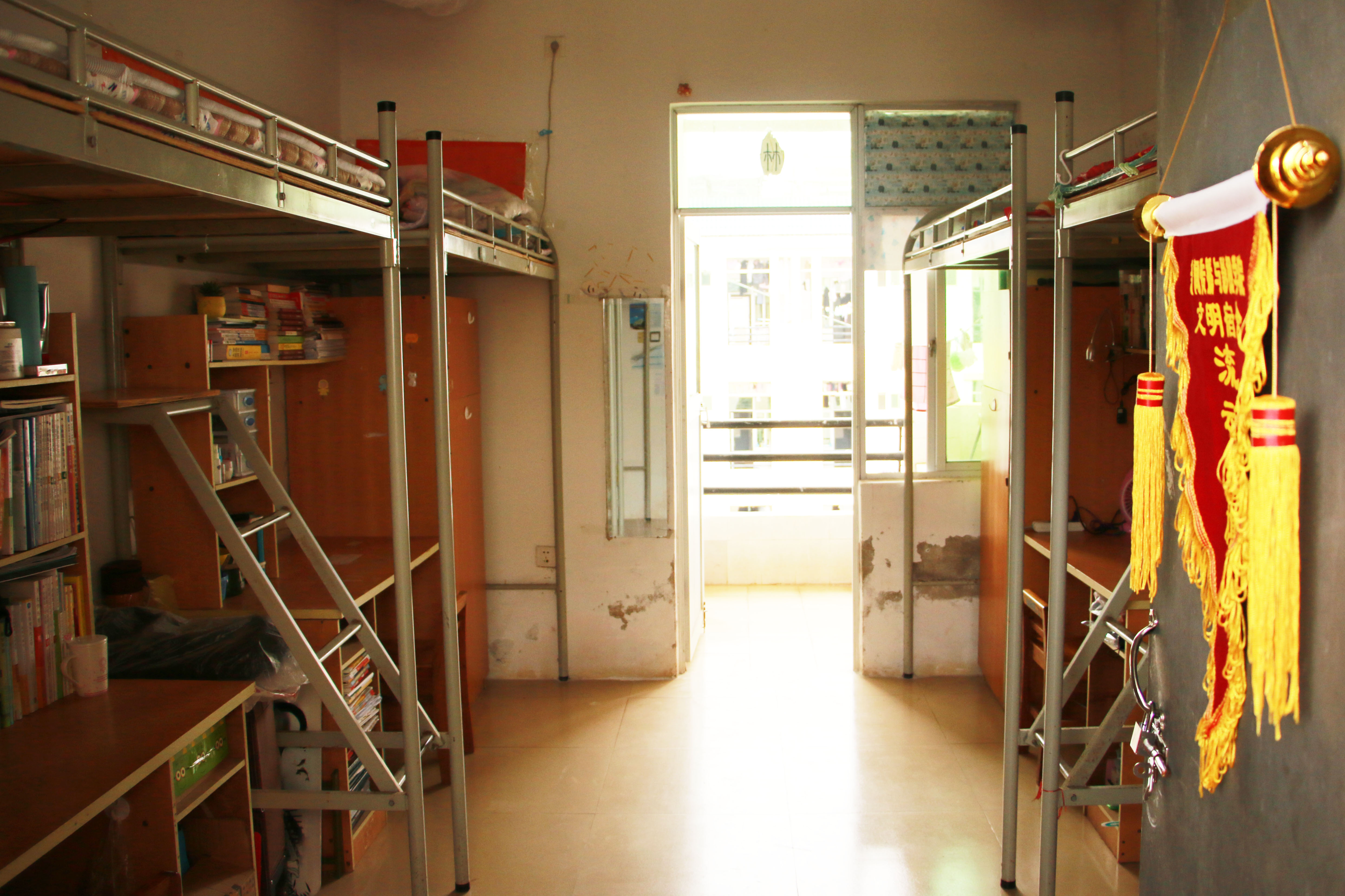 争创文明宿舍，共建和谐家园――记新闻传播与影视学院文明宿舍与党员宿舍挂牌活动