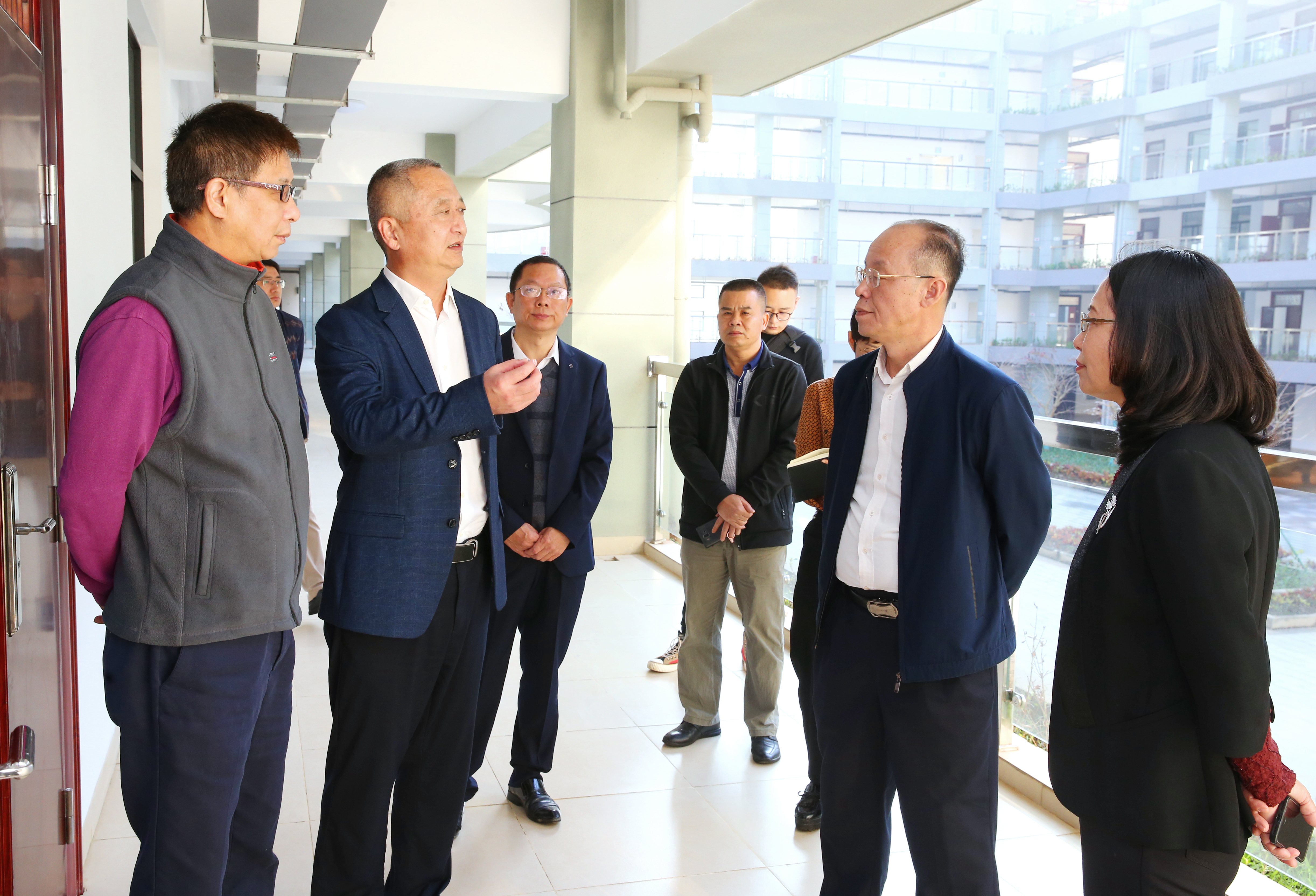 校领导检查开学工作情况