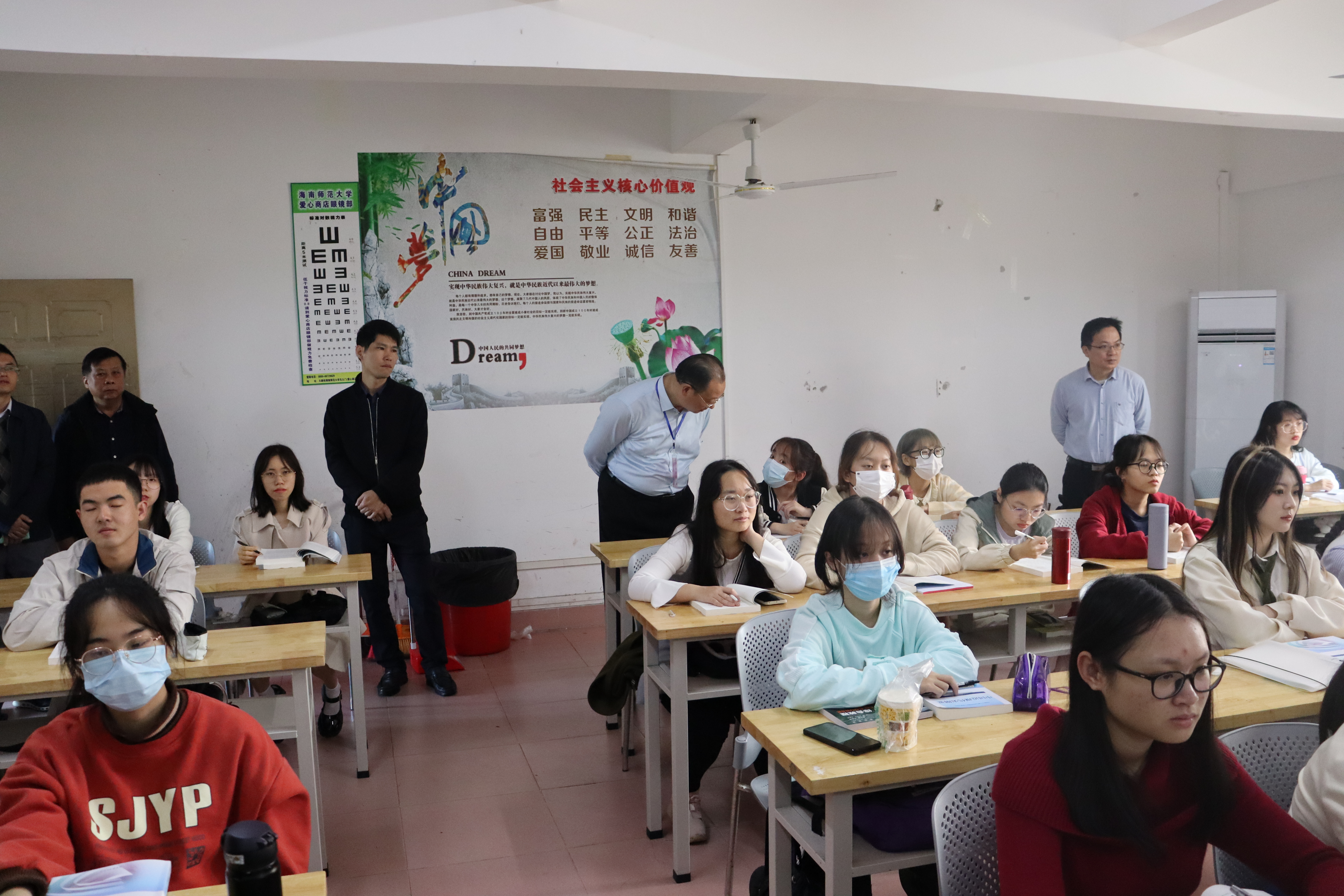 校领导检查开学工作情况