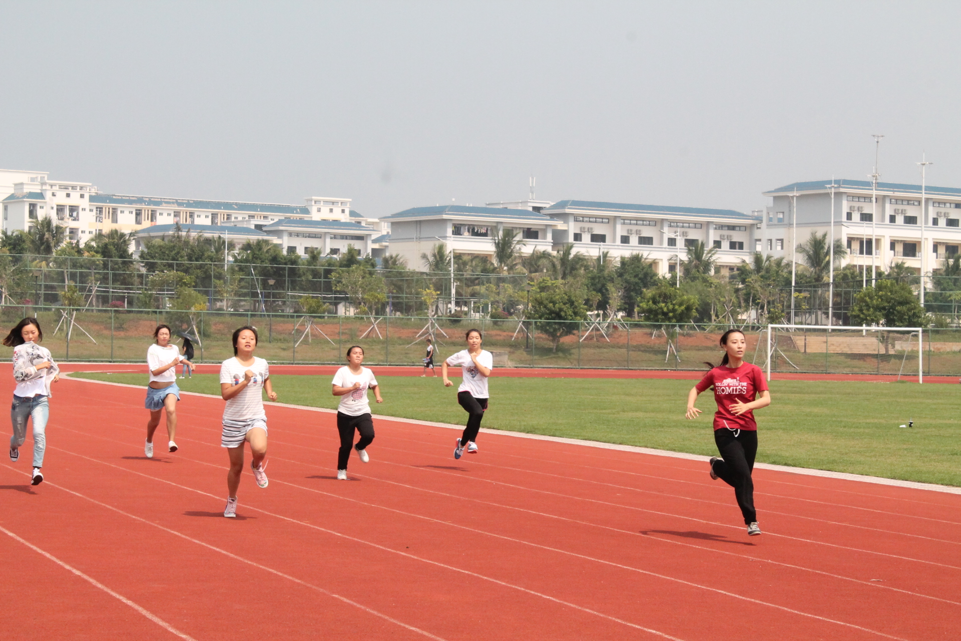 挥洒汗水 释放激情――记外国语学院举办第一届学生运动会