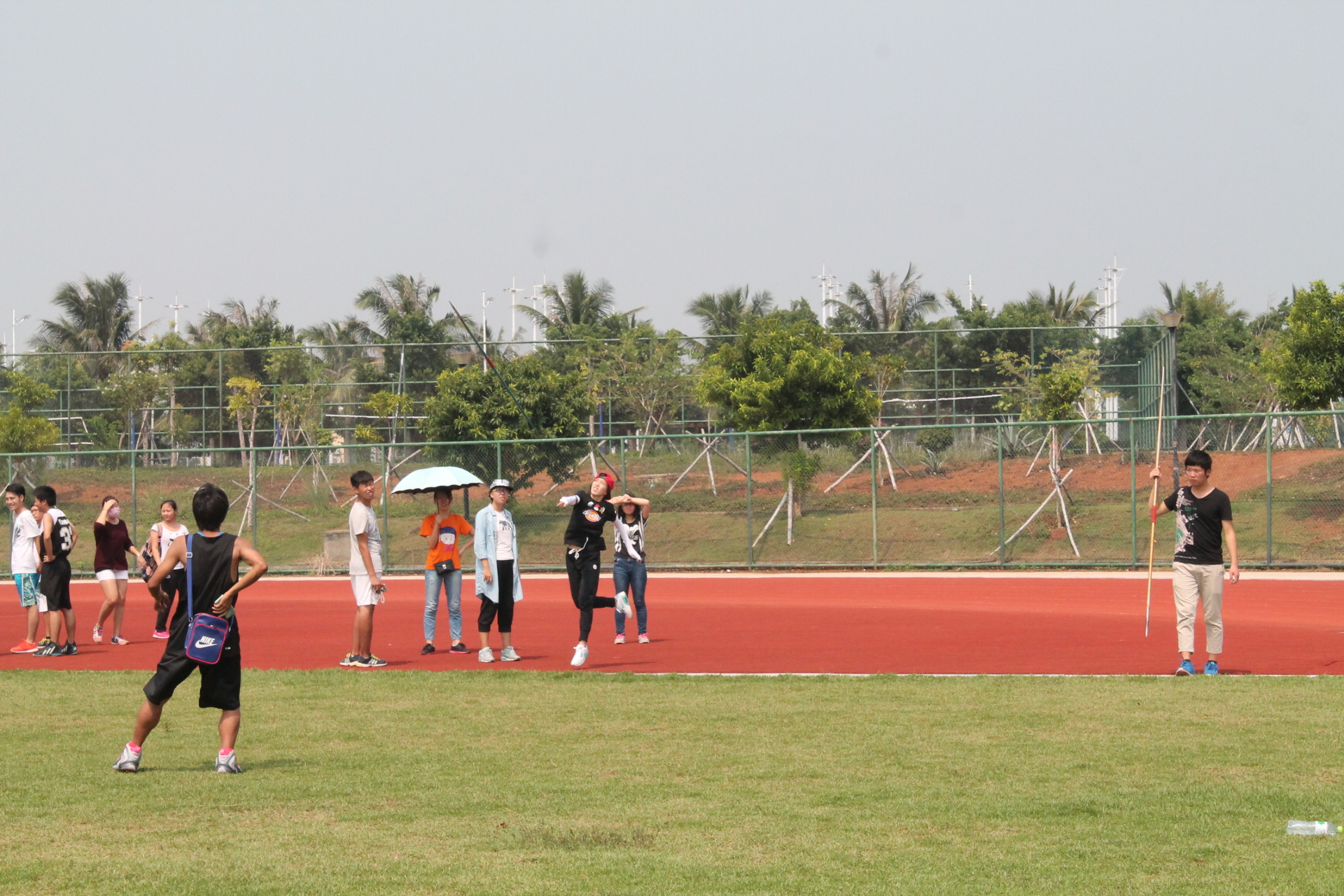 挥洒汗水 释放激情――记外国语学院举办第一届学生运动会