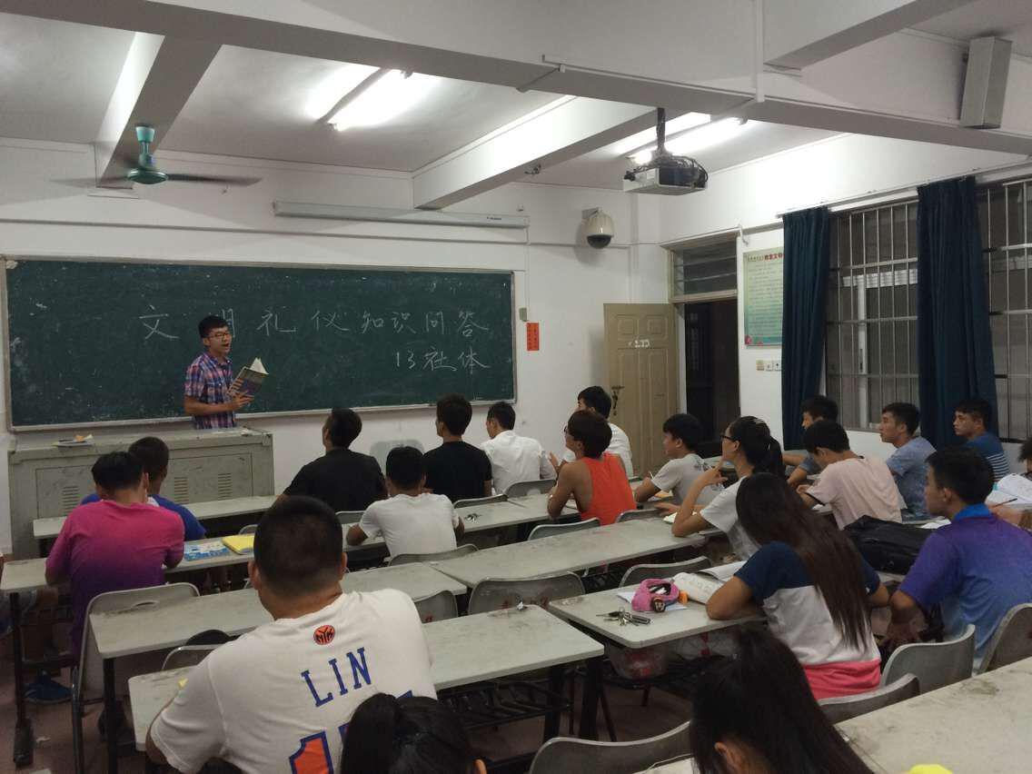 争做文明大学生——体育学院社会体育系文明礼仪活动报告