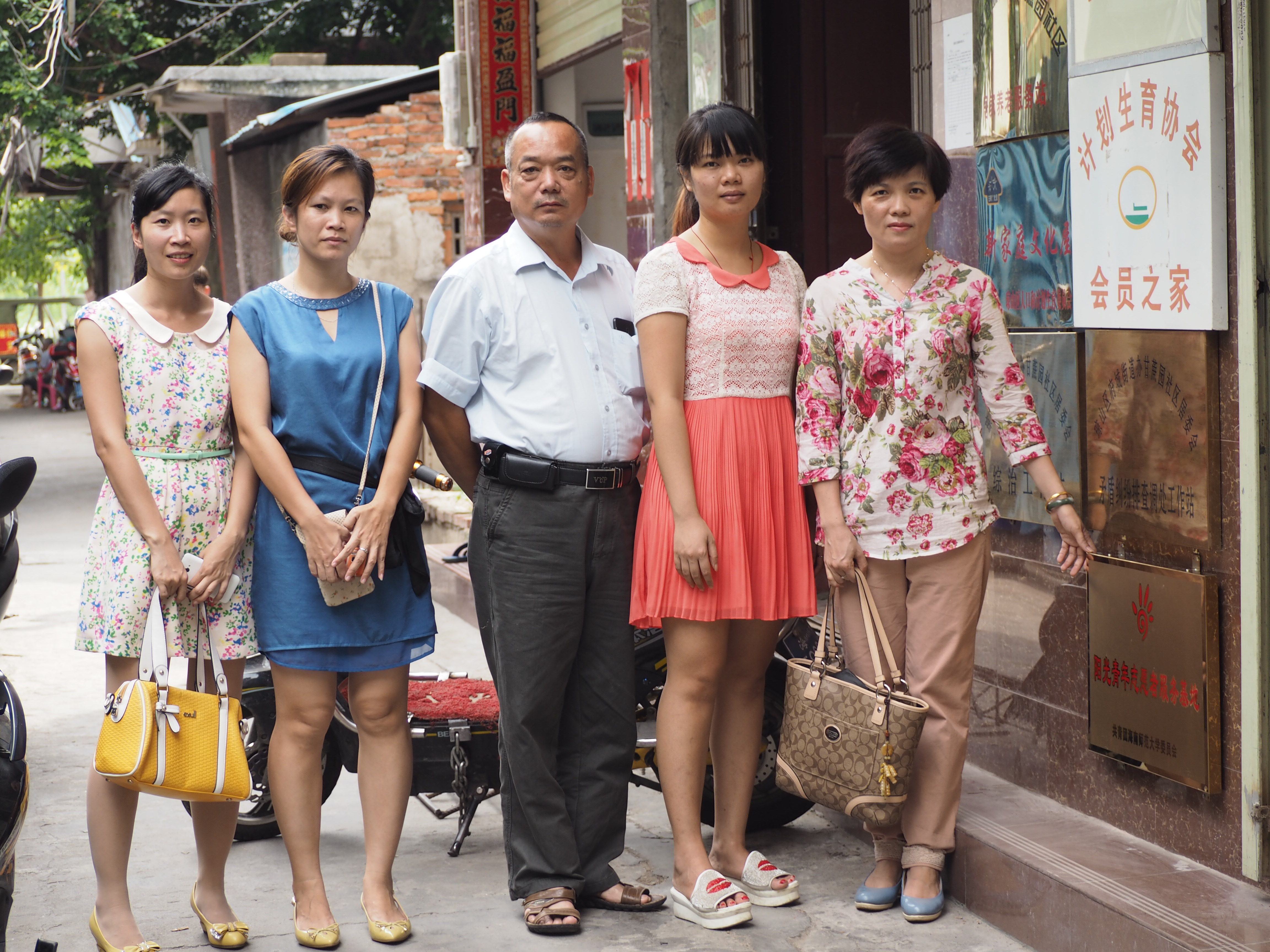 挂起志愿牌匾，传承奉献精神――记地旅学院琼山区府城街道办甘蔗园服务基地挂牌活