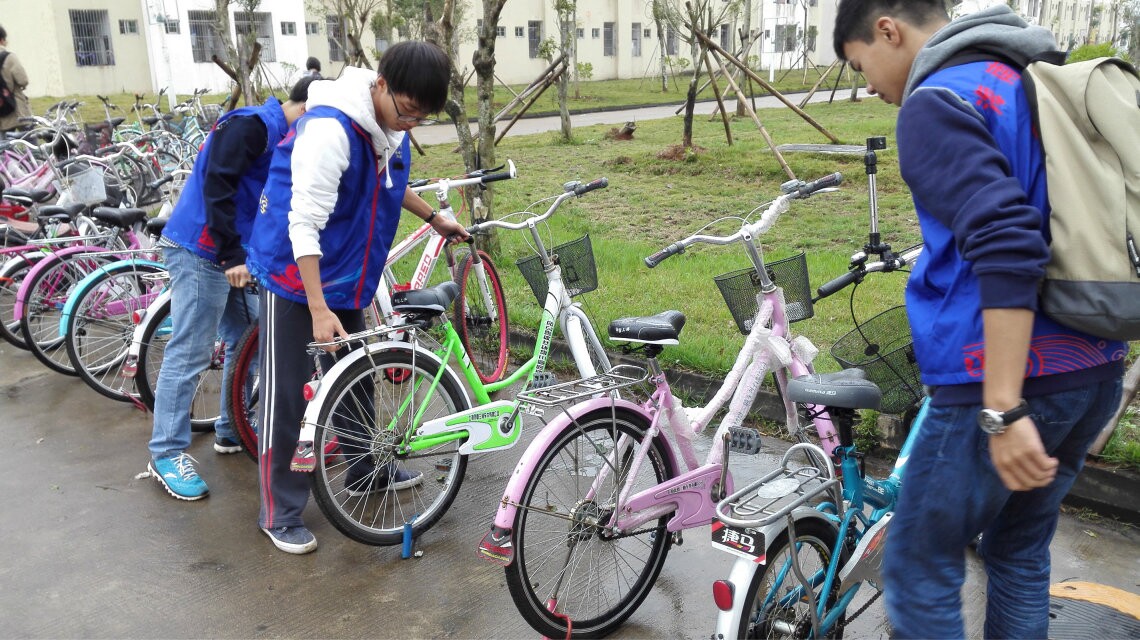 点滴行动，美化校园――记经济与管理学院校园便民志愿活动