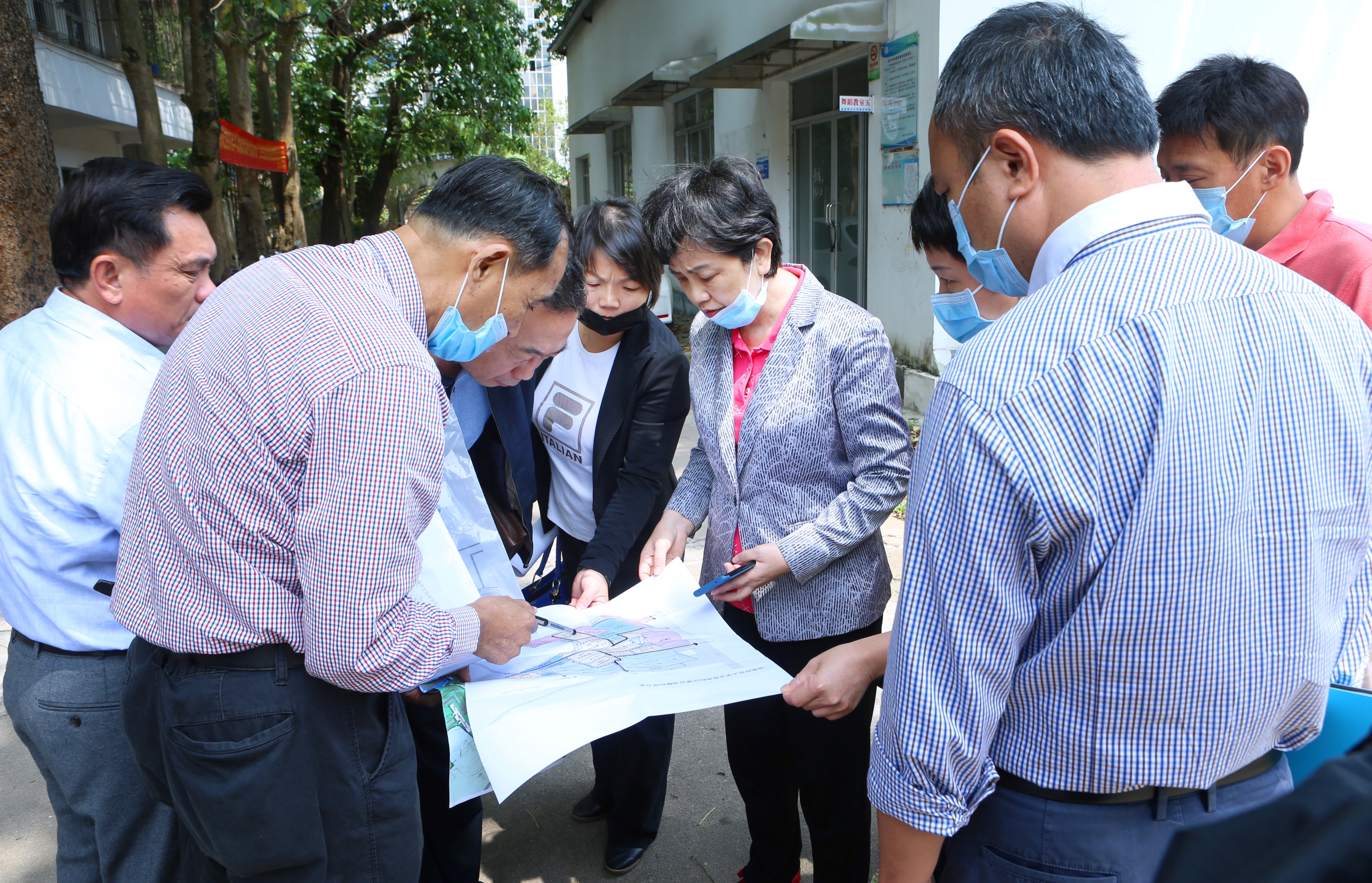 李红梅巡查校园现场办公