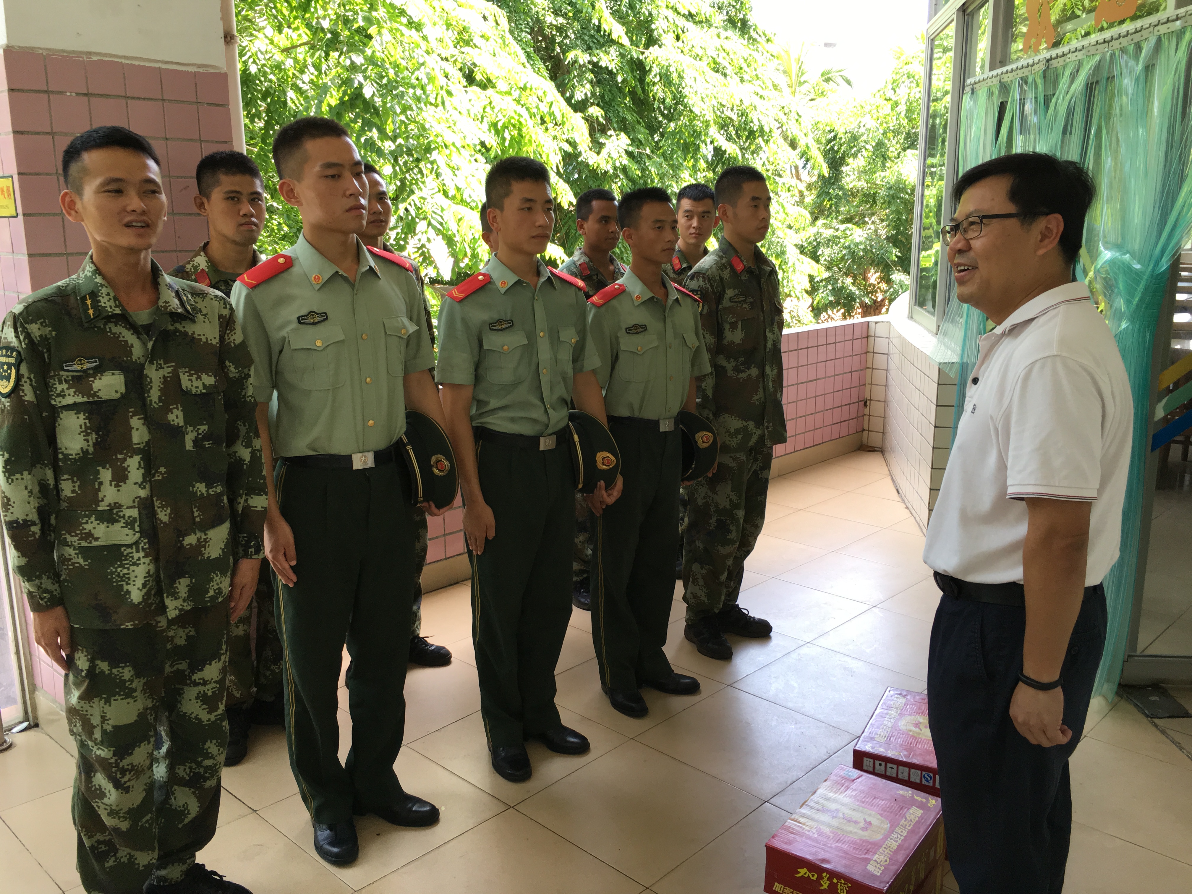 校领导看望负责高考评卷保卫的武警官兵