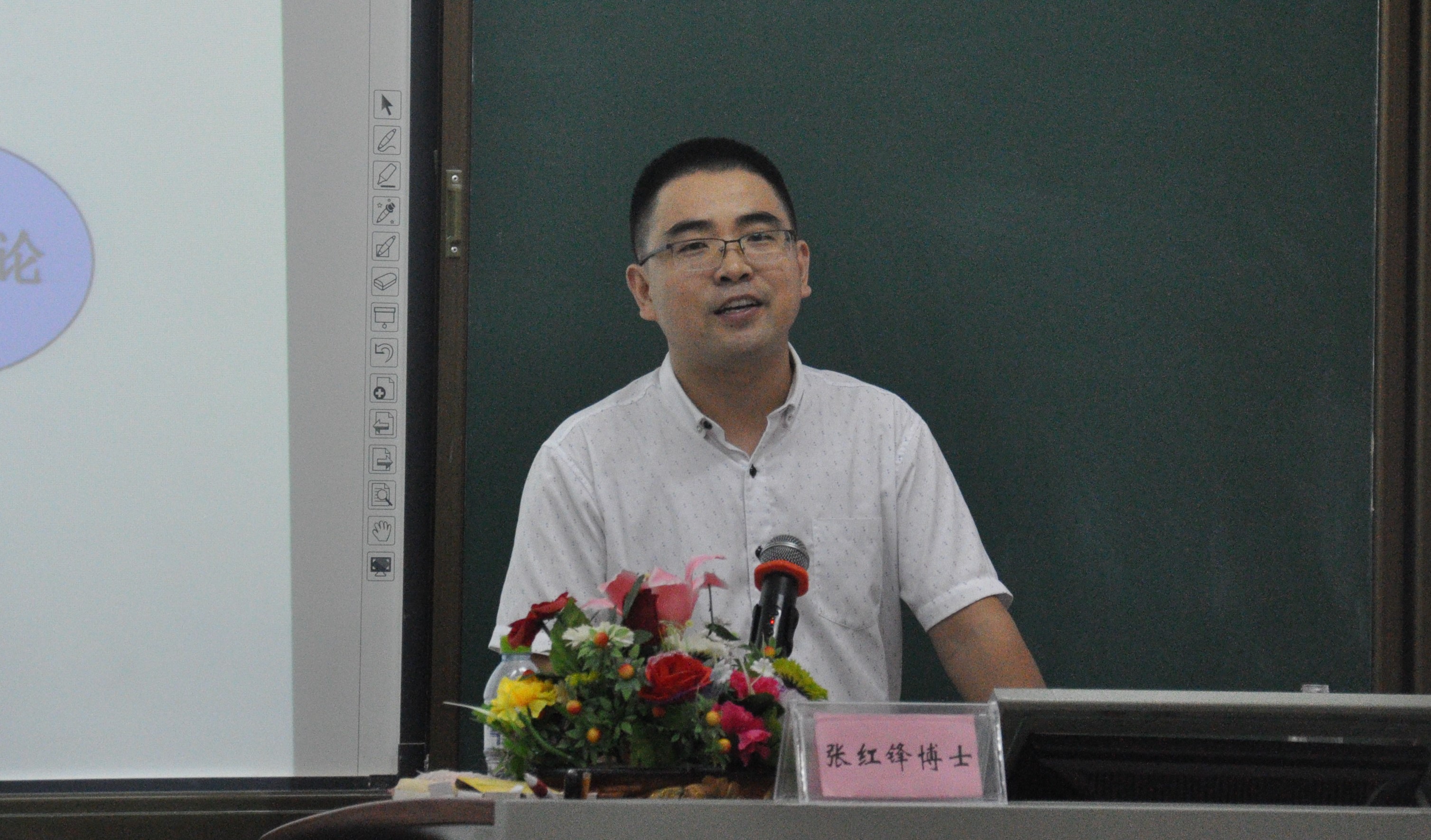 学习党的章程,坚定理想信念--记初等教育学院分党委“两学一做”主题报告会