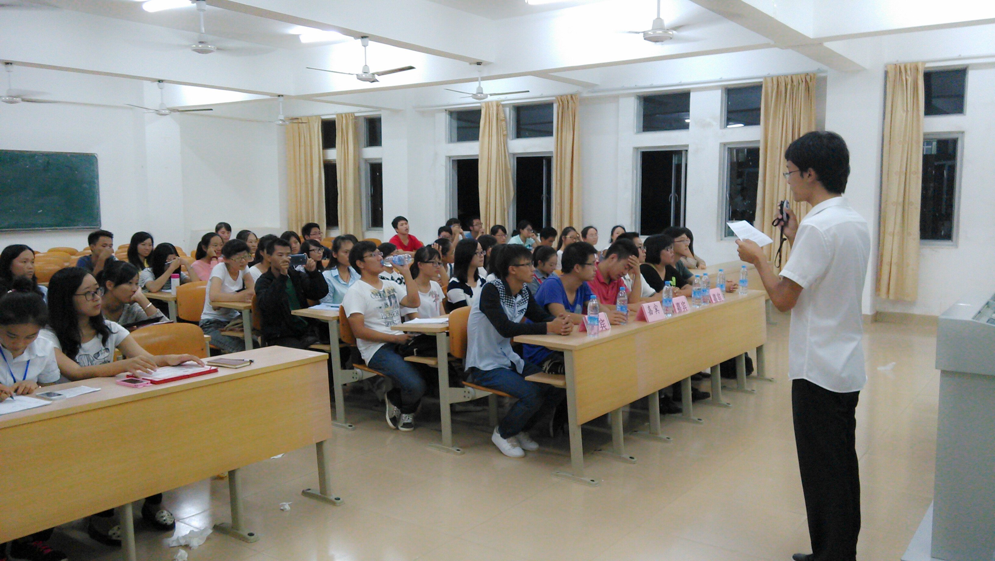 用奉献谱写青春乐章――记文学院青年志愿者交流大会