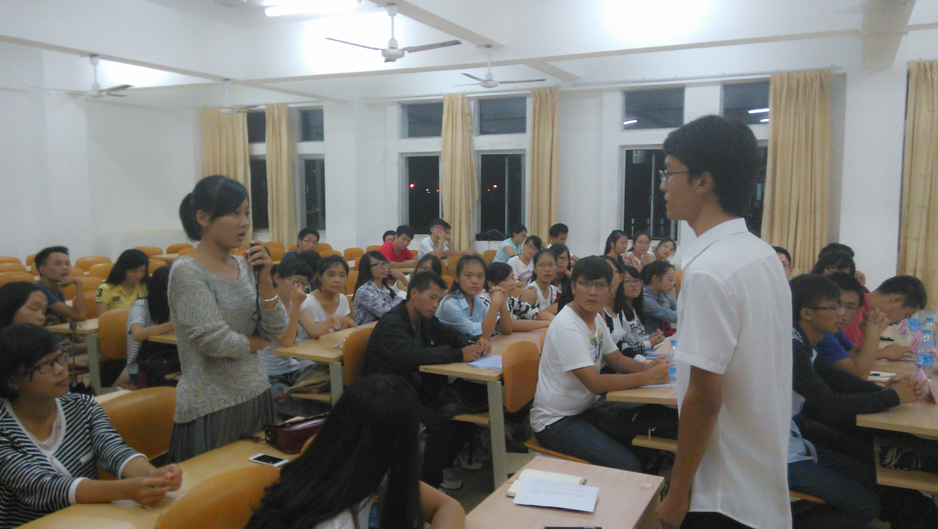 用奉献谱写青春乐章――记文学院青年志愿者交流大会