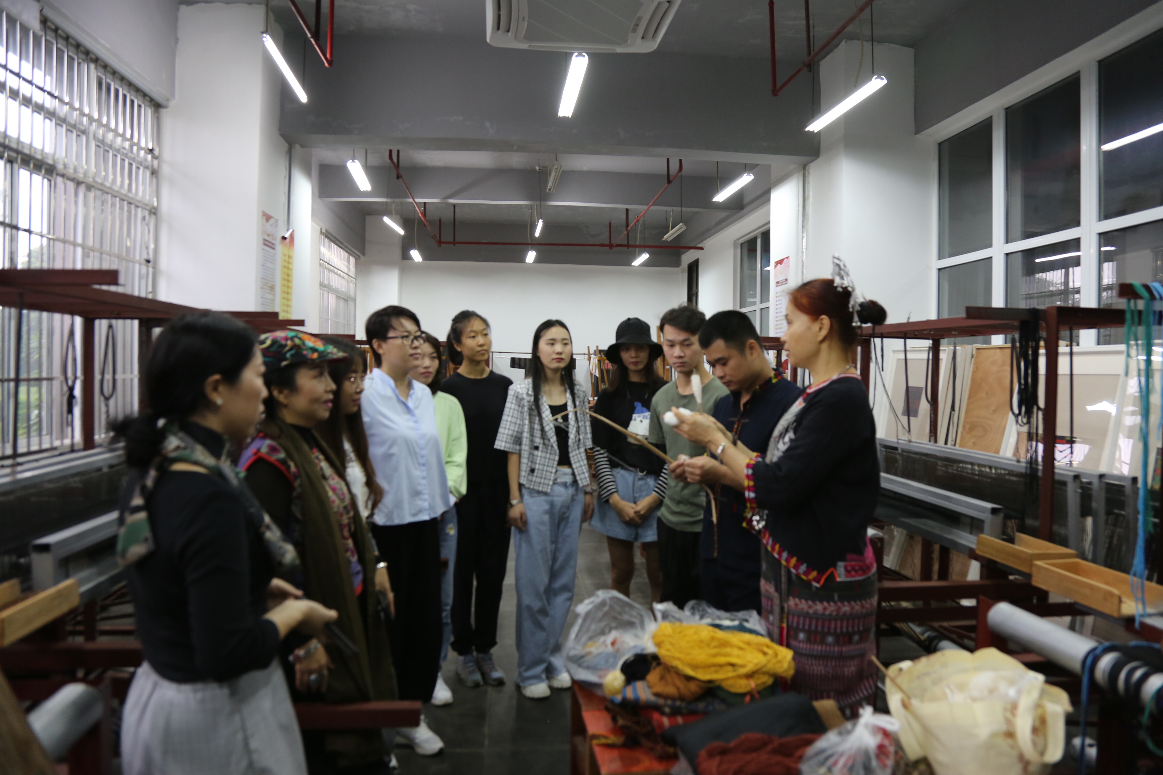 国家非遗传统技艺黎锦传承人到美术学院开展培训