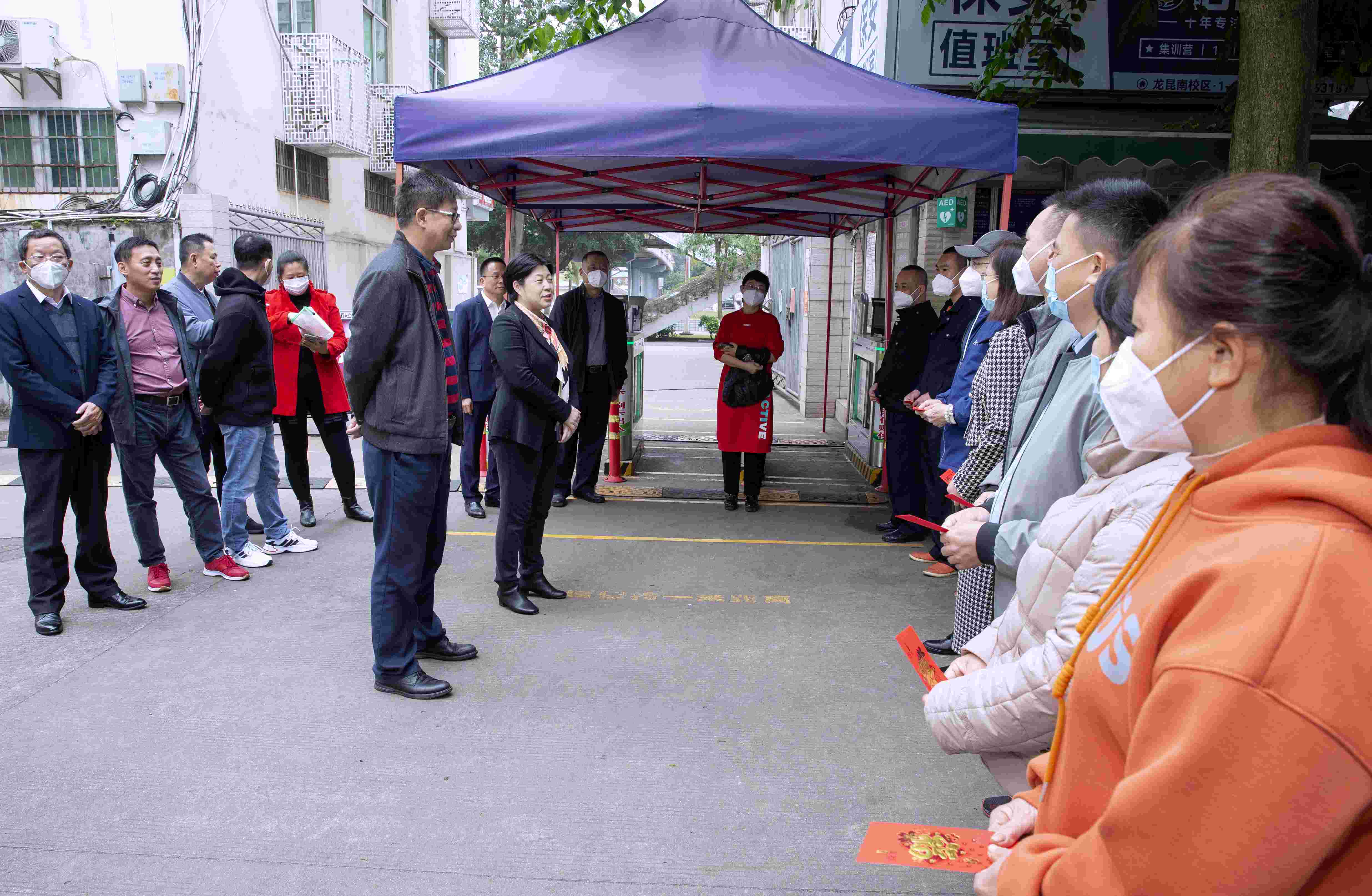 许玫为春节值班教职工和留校学生送上新年祝福