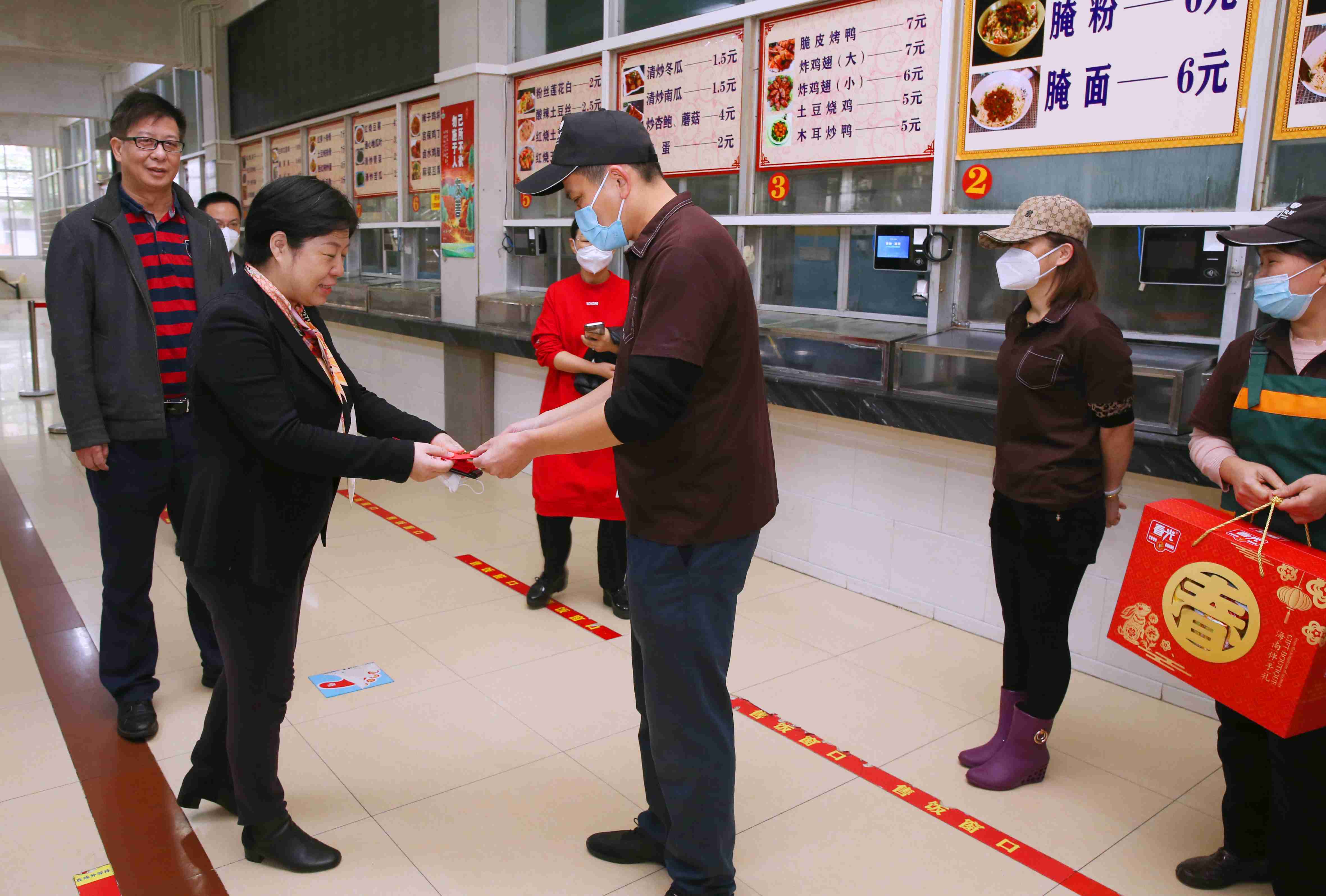 许玫为春节值班教职工和留校学生送上新年祝福
