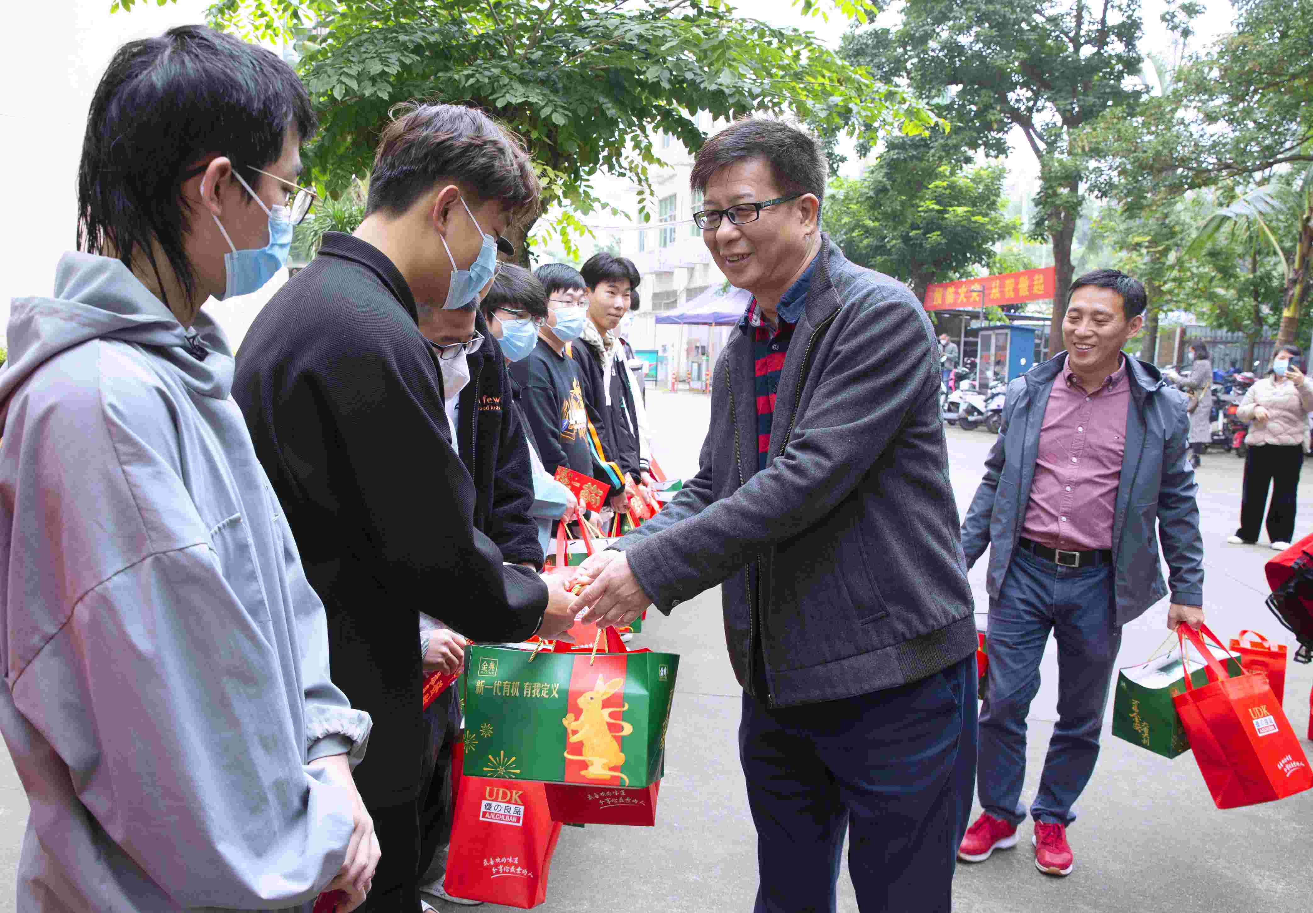 许玫为春节值班教职工和留校学生送上新年祝福