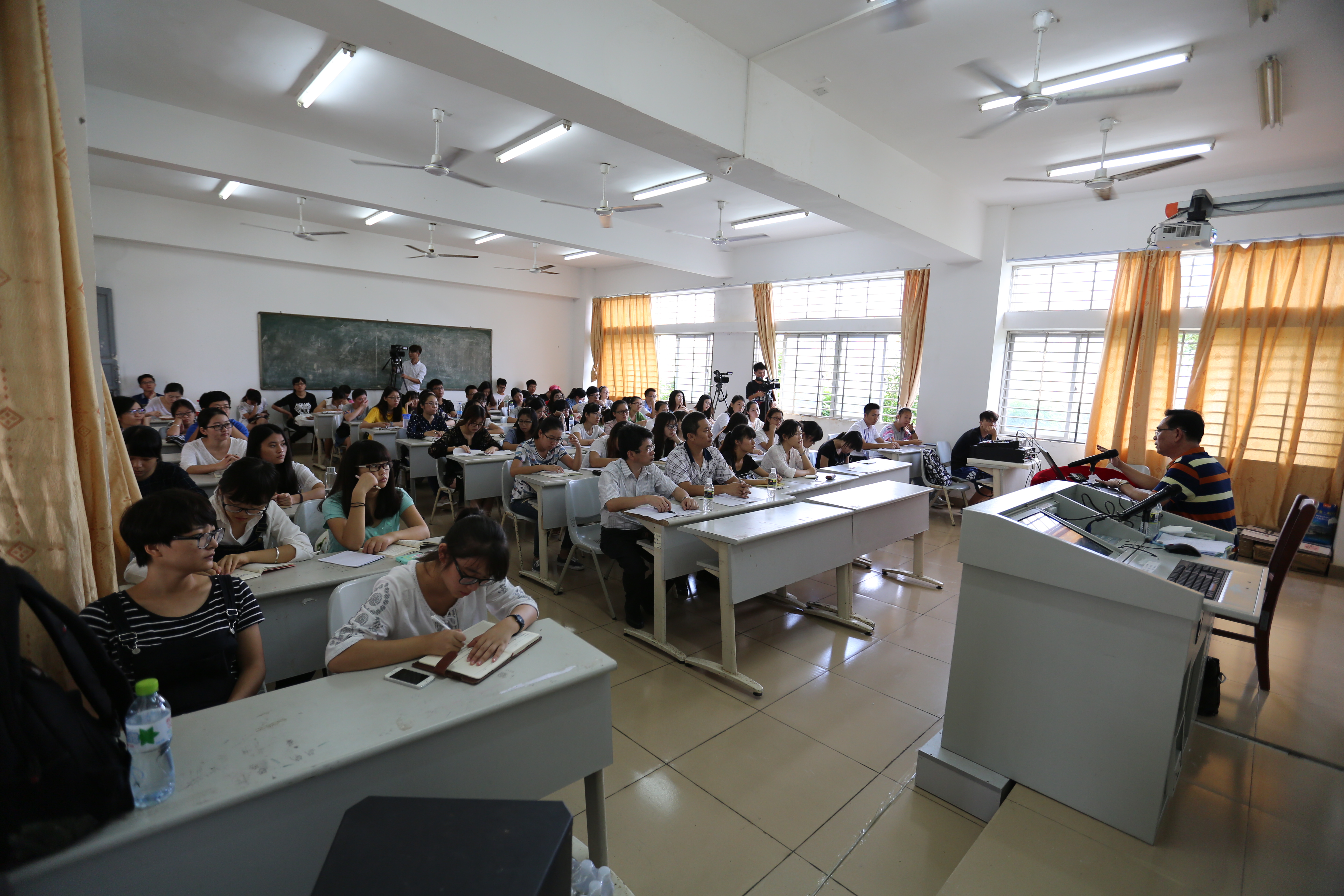 新闻之风，你我共采  ――记文学院新闻采编技巧讲座