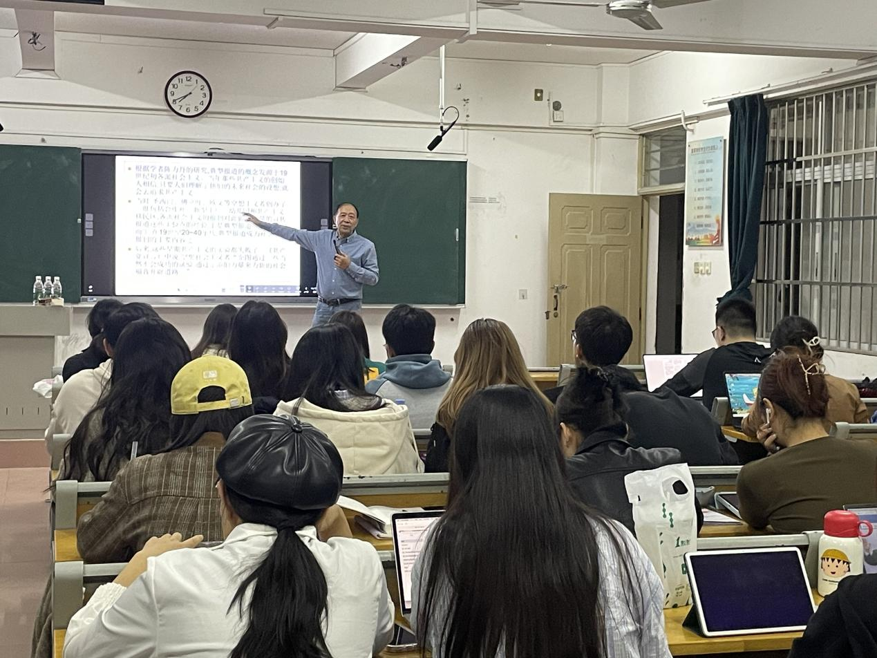 湖北大学二级教授廖声武为新闻学院研究生作学术讲座